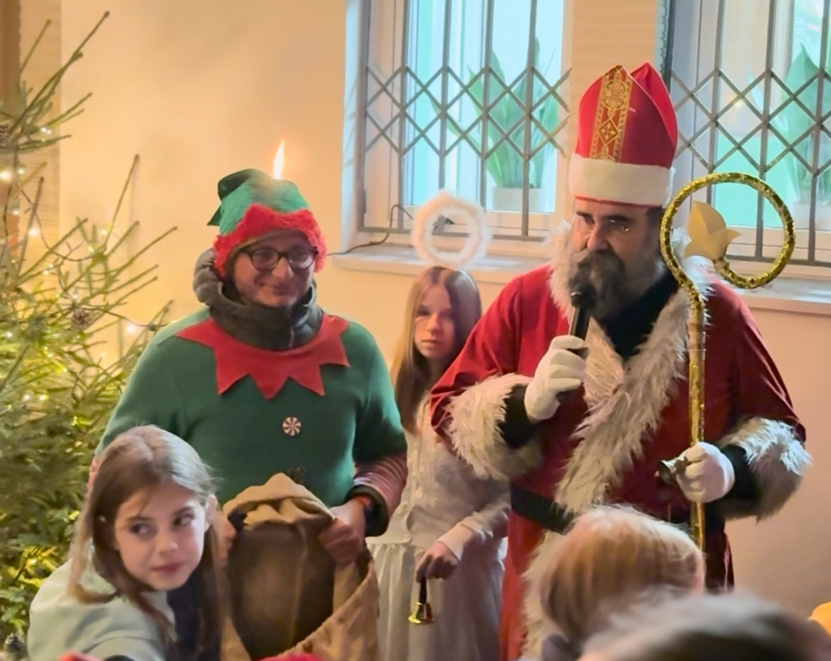 na zdjęciu Mikołaj i dzieci 