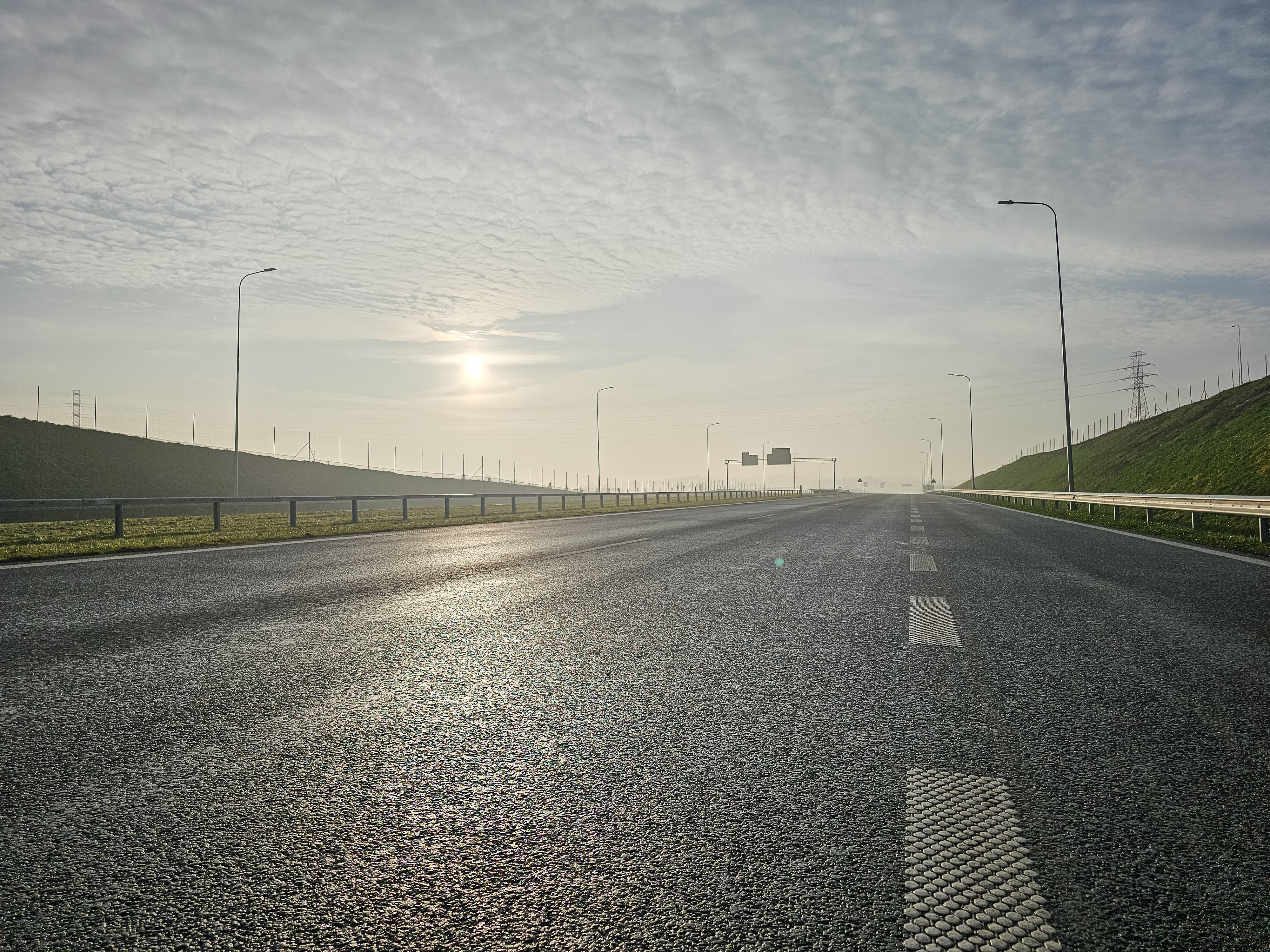 na zdjęciu droga, dwa pasy ruchu 