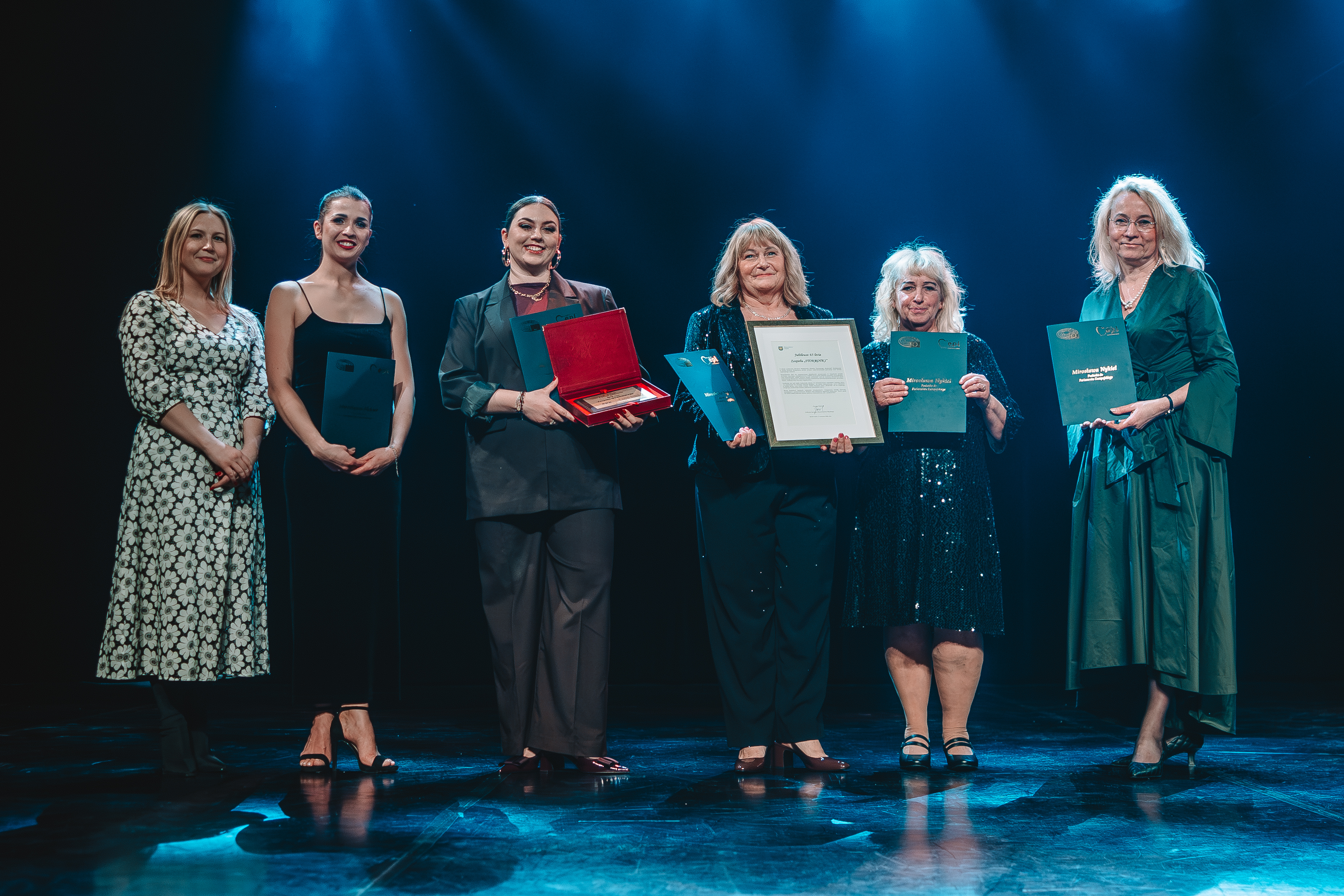 Na zdjęciu gratulacje dla kadry zespołu