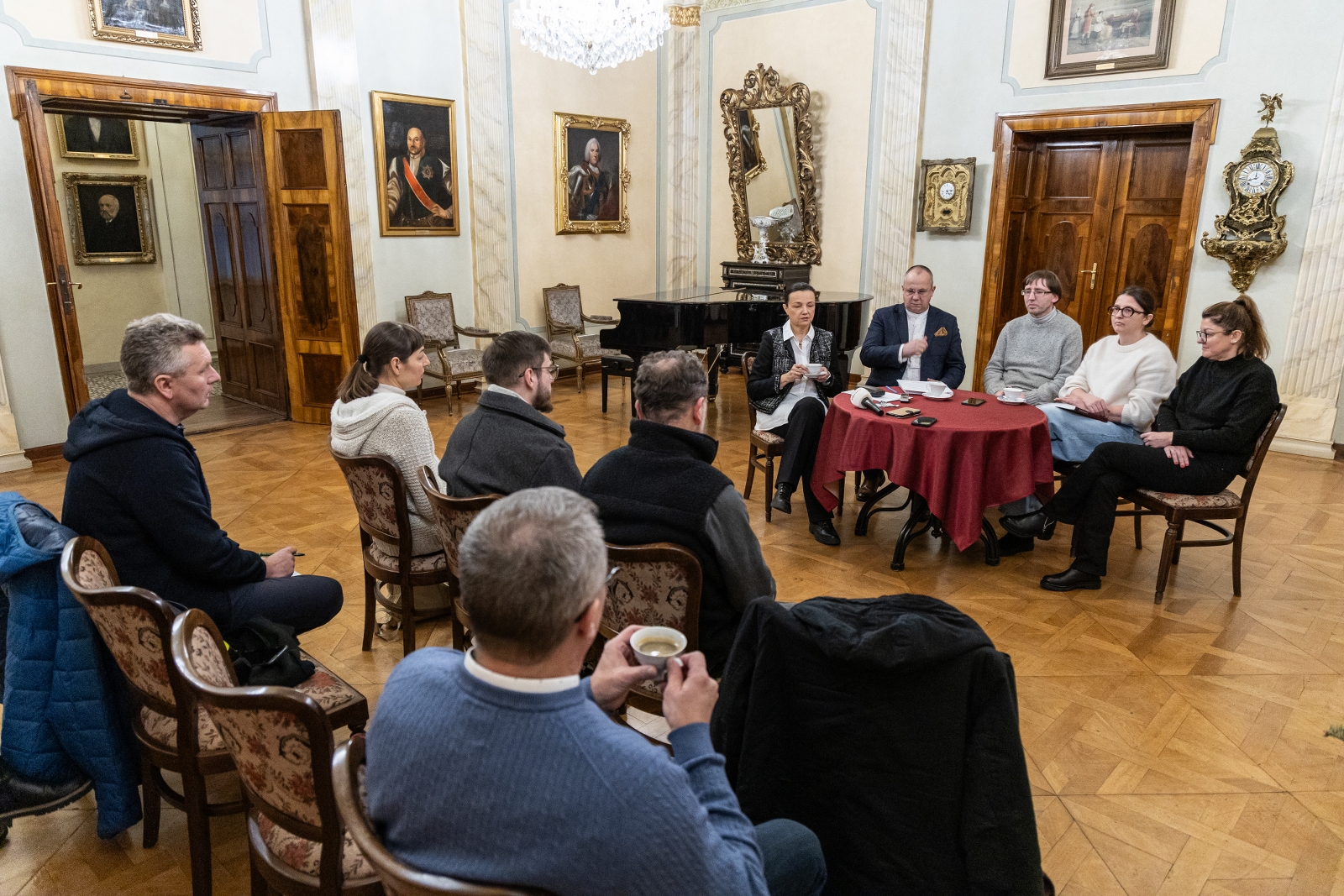 Na zdjęciu ludzie na konferencji prasowej w zamku