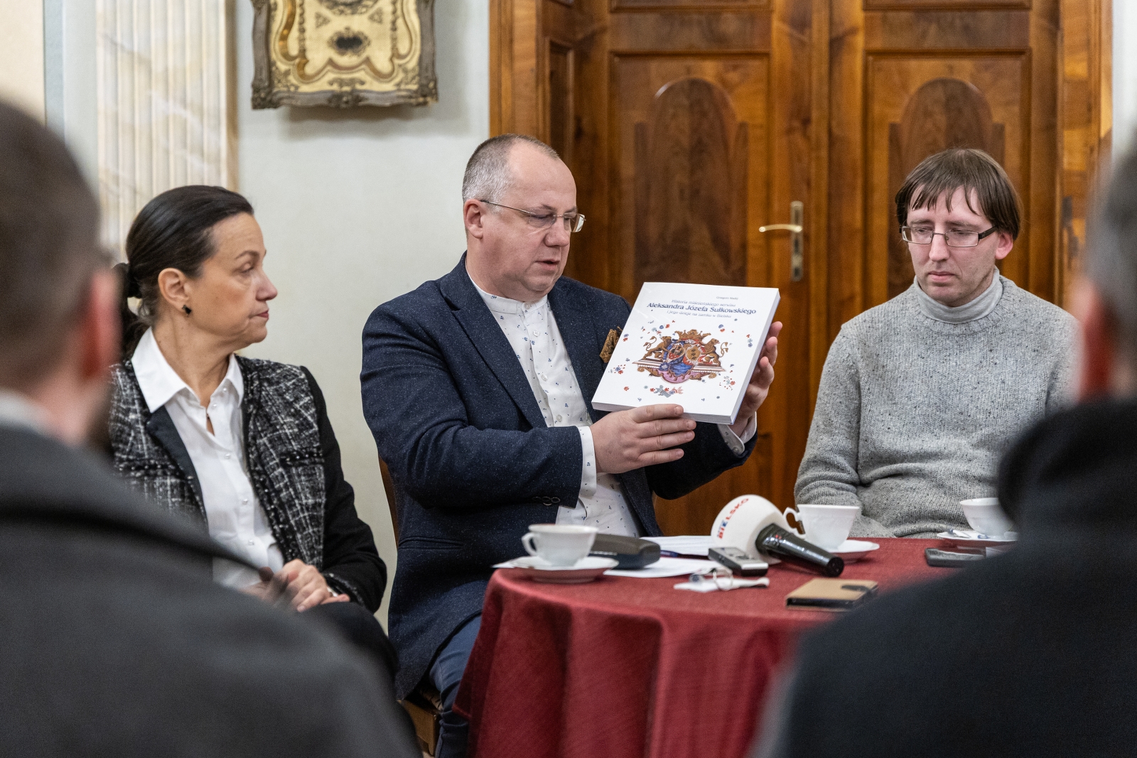 Na zdjęciu ludzie na konferencji prasowej w zamku