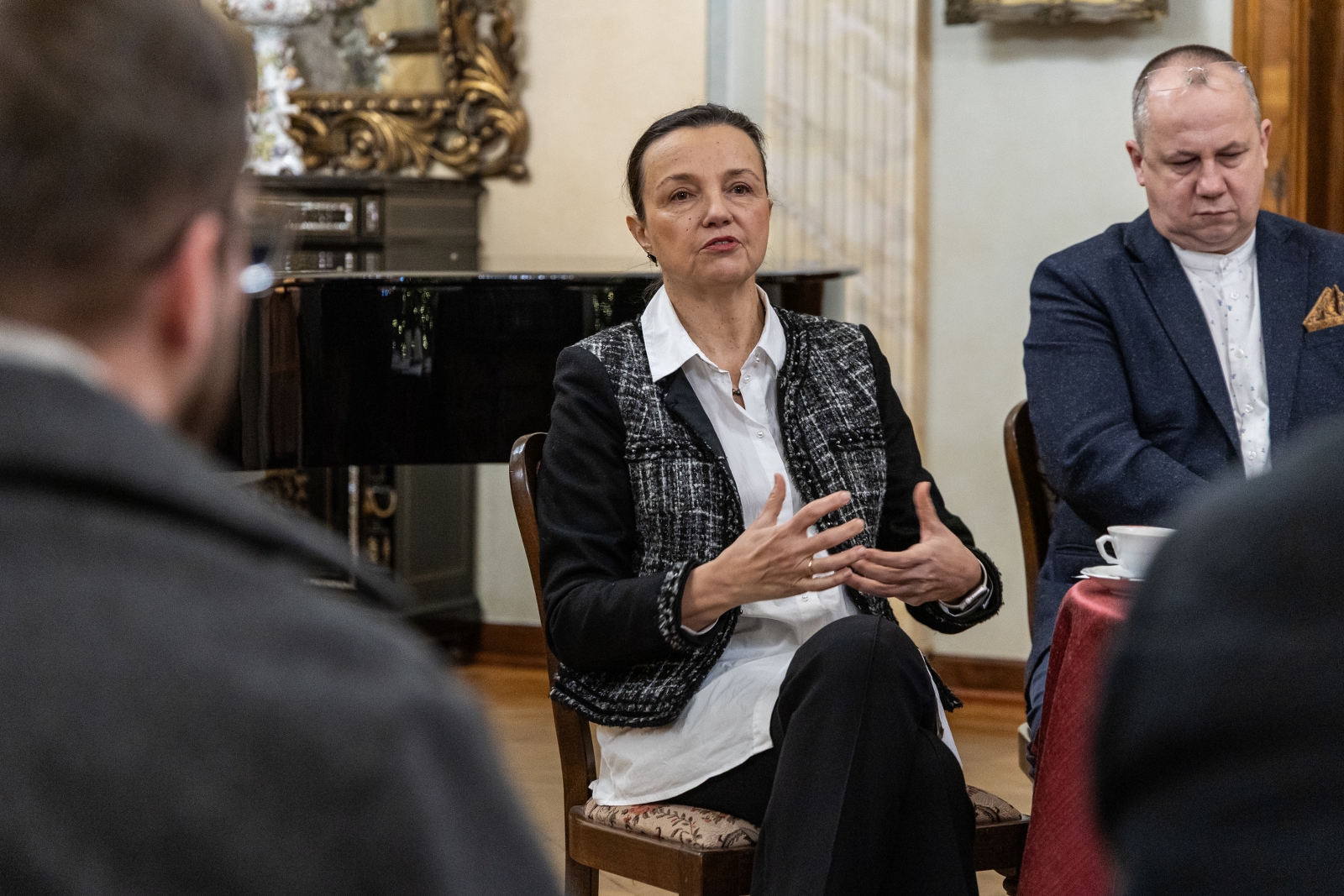 Na zdjęciu ludzie na konferencji prasowej w zamku