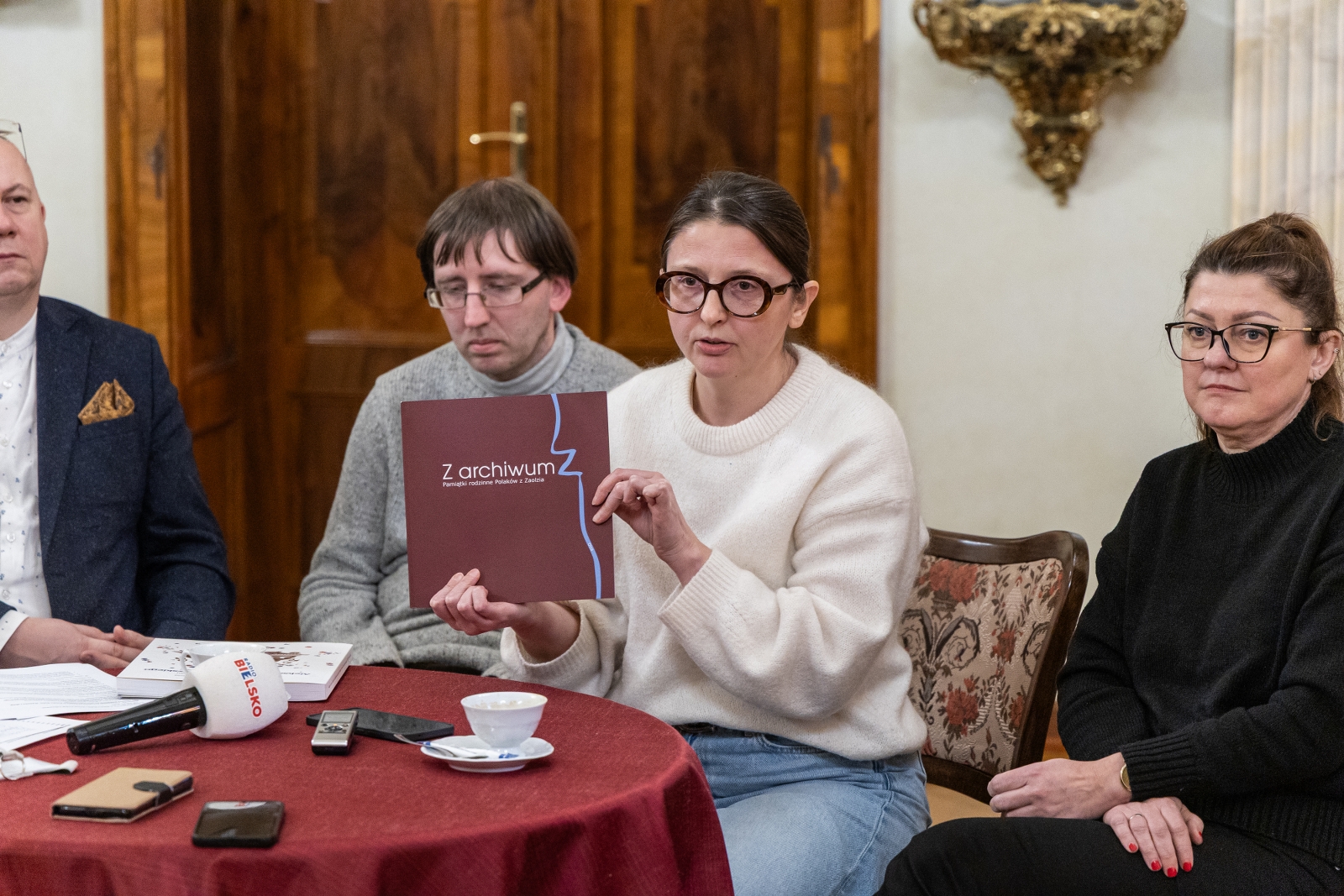 Na zdjęciu ludzie na konferencji prasowej w zamku