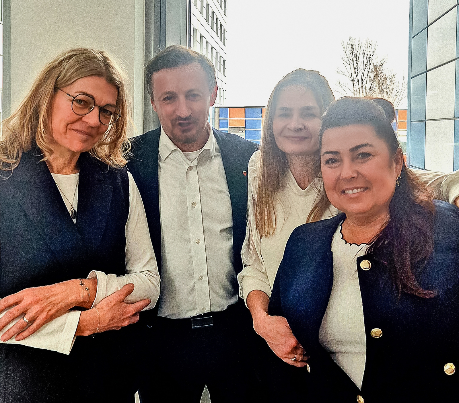 Na zdjęciu nauczycielki SP 29 z Adamem Małyszem