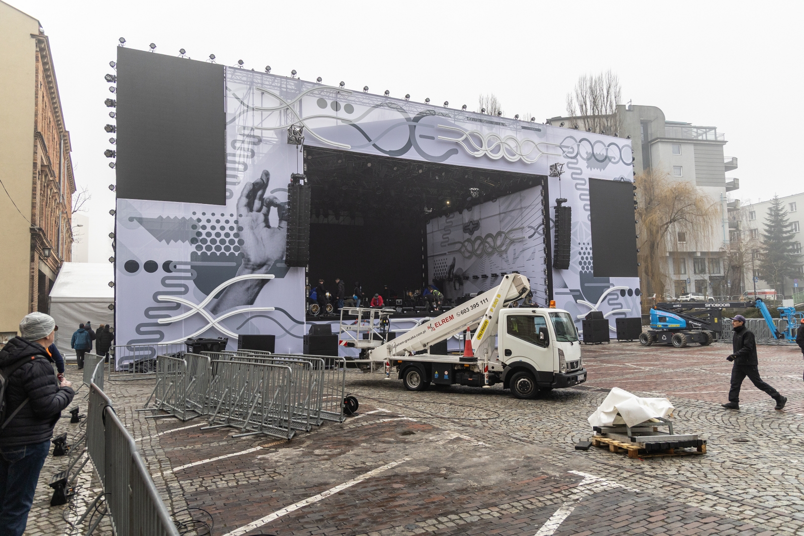 na zdjęciu scena na placu Ratuszowym