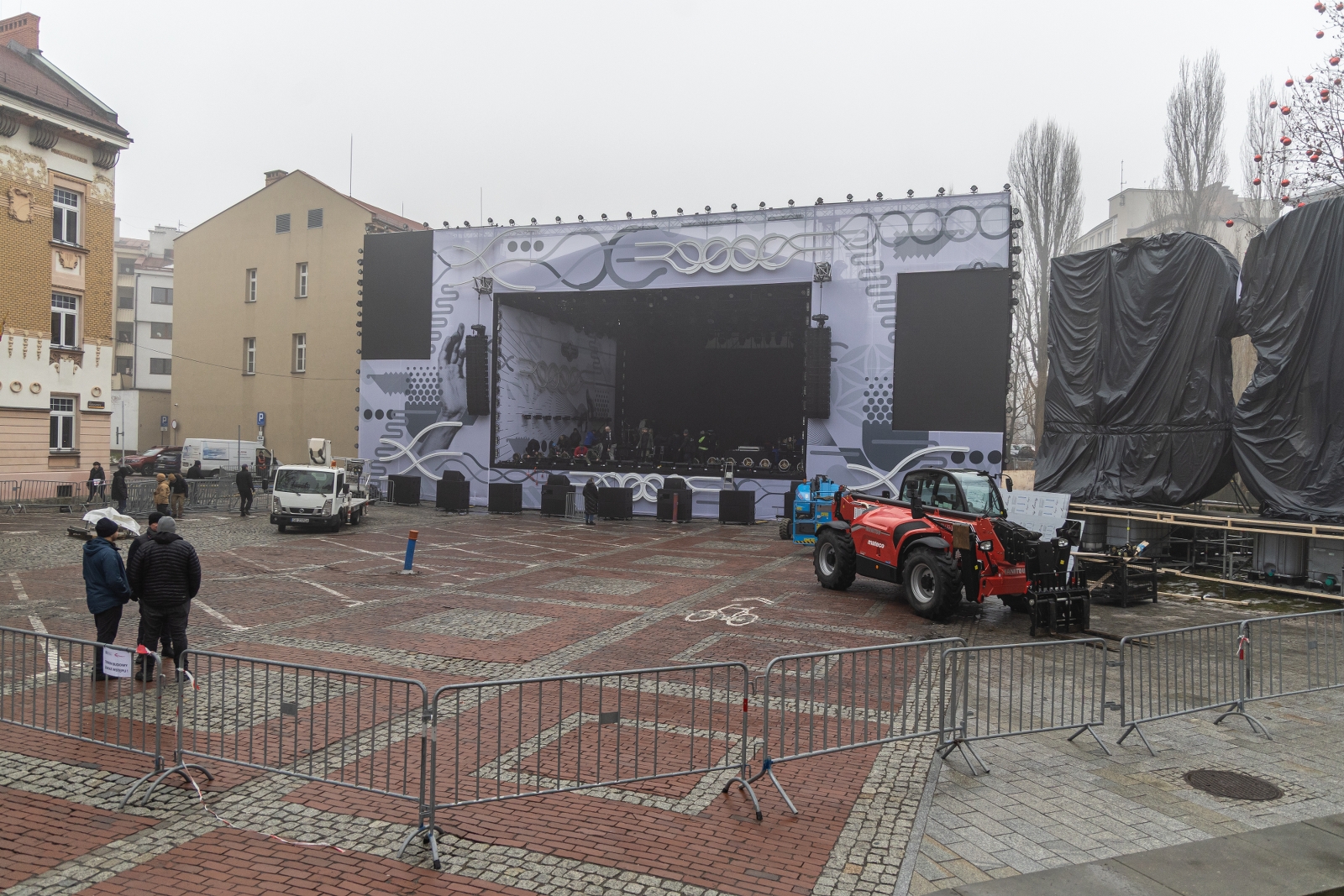 na zdjęciu scena na placu Ratuszowym 