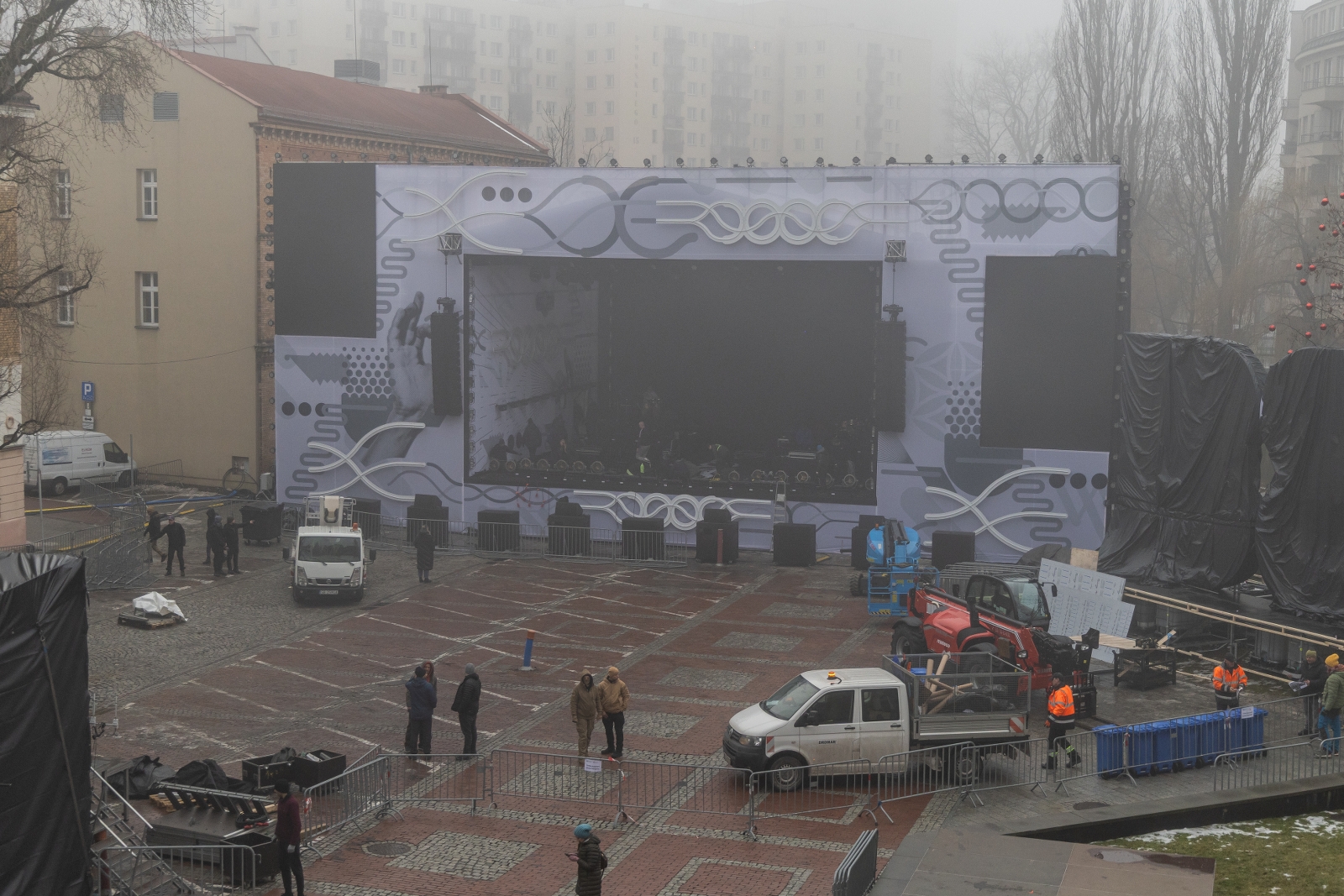 na zdjęciu scena z oddali