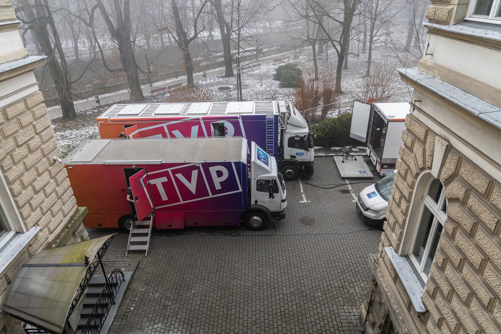 na zdjęciu auta TVP na placu Ratuszowym