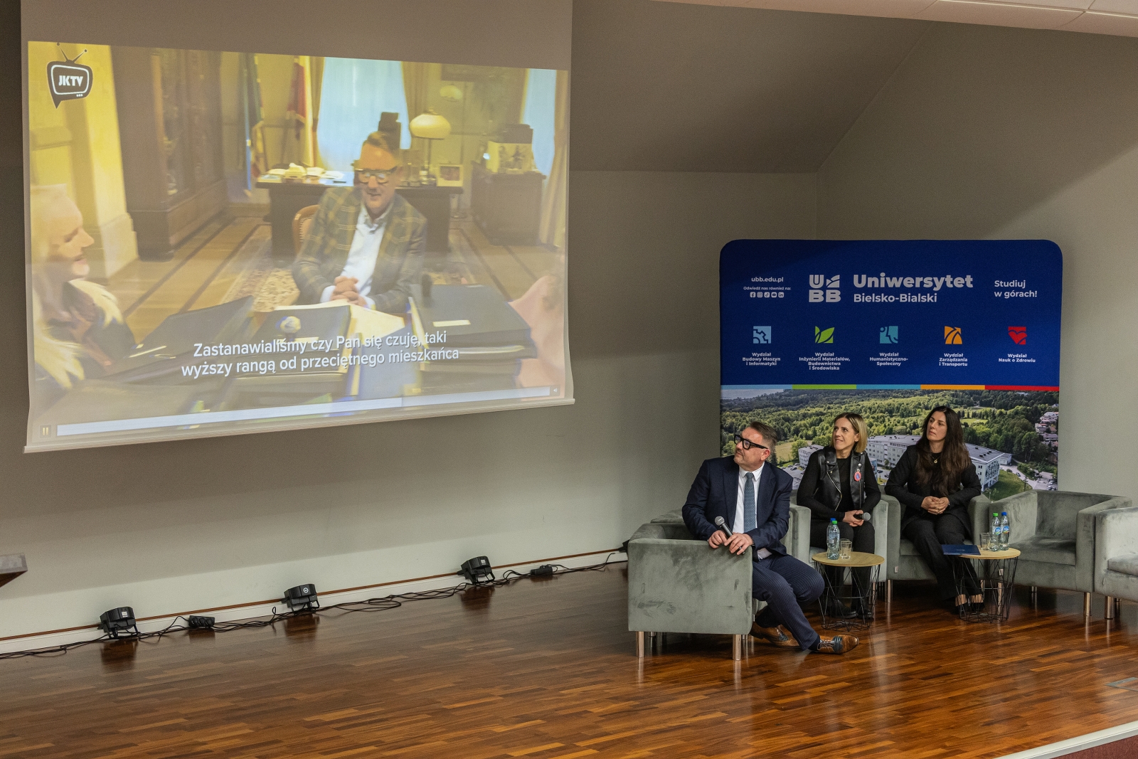 na zdjęciu prezydent i organizatorzy wydarzenia oglądają rolkę