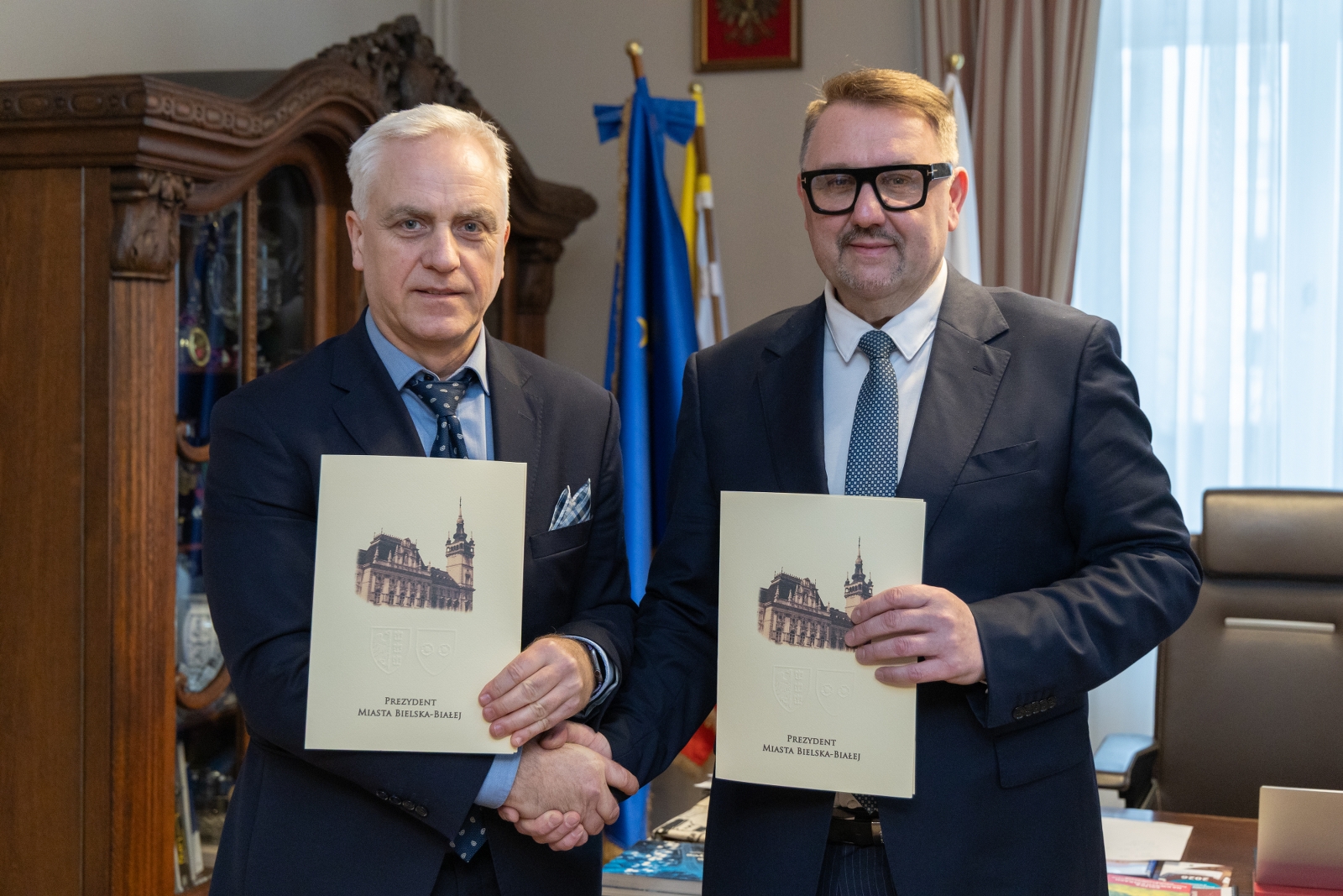 Na zdjęciu prezydent i rektor z podpisanym porozumieniem 