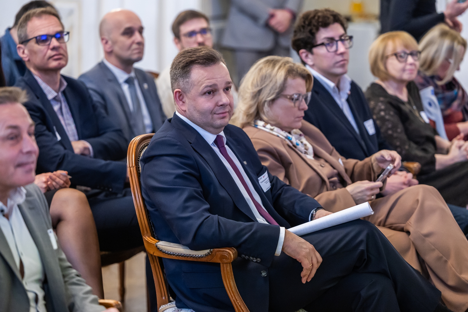 na zdjęciu osoby na sali