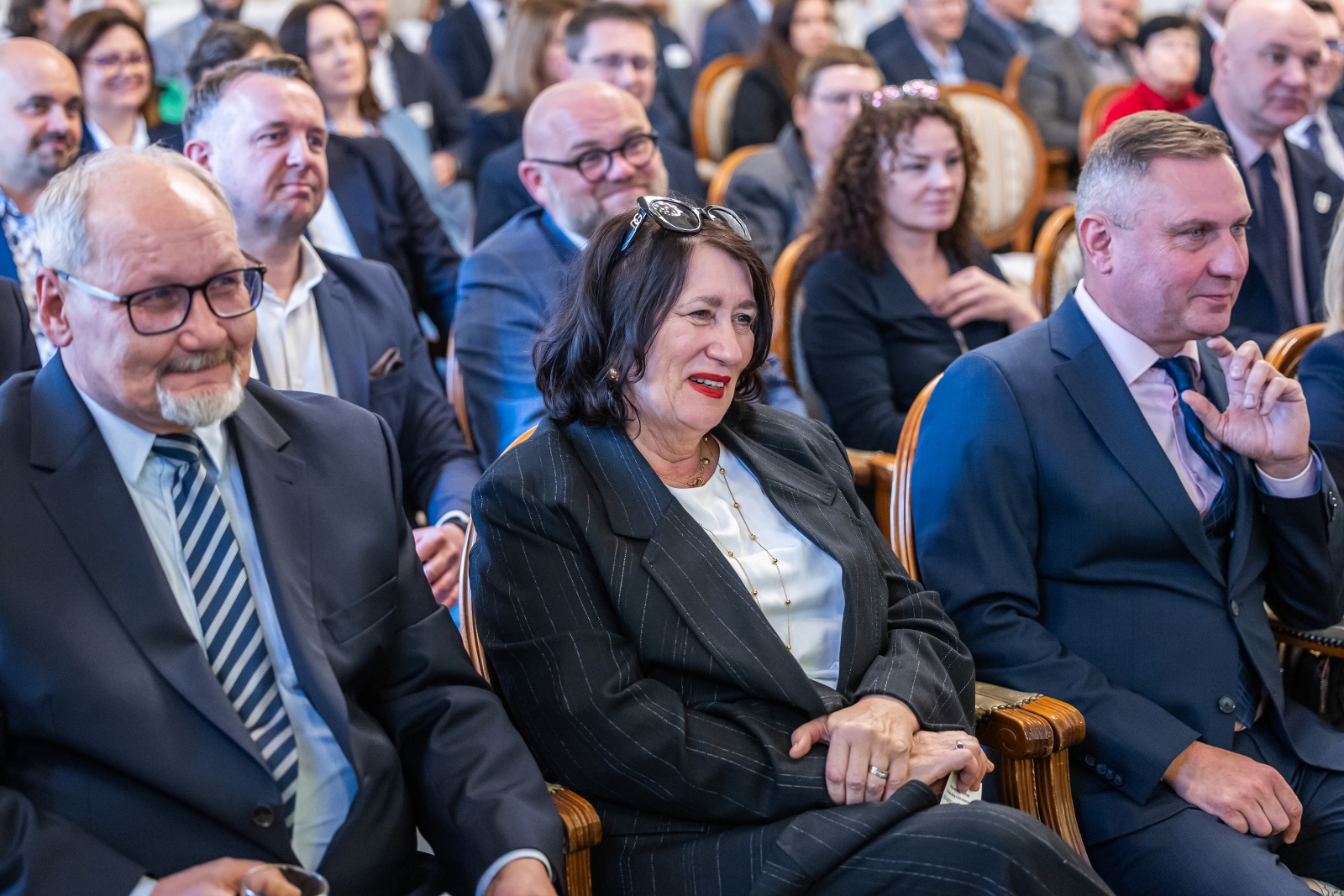 na zdjęciu osoby na sali