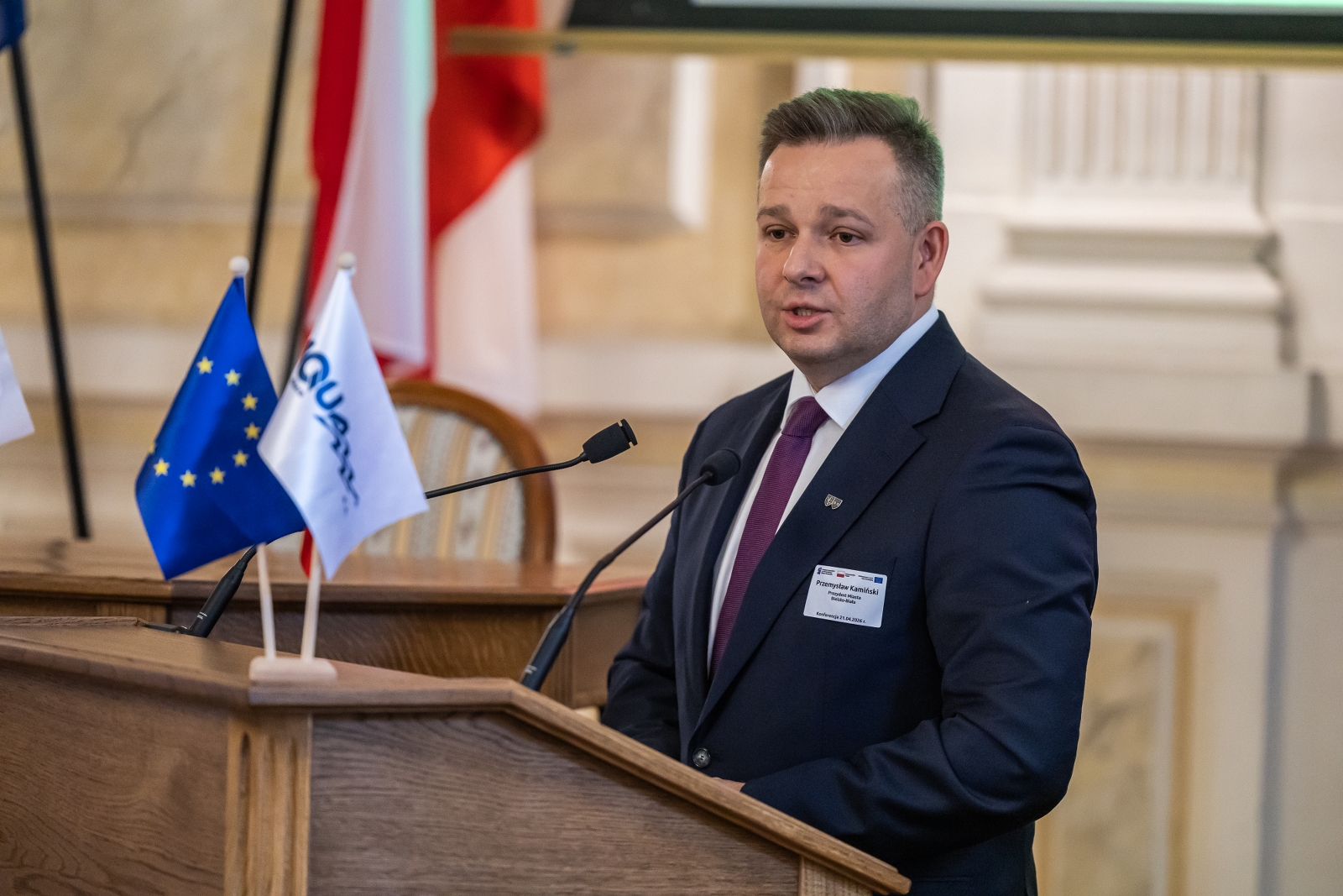 na zdjęciu osoby na sali