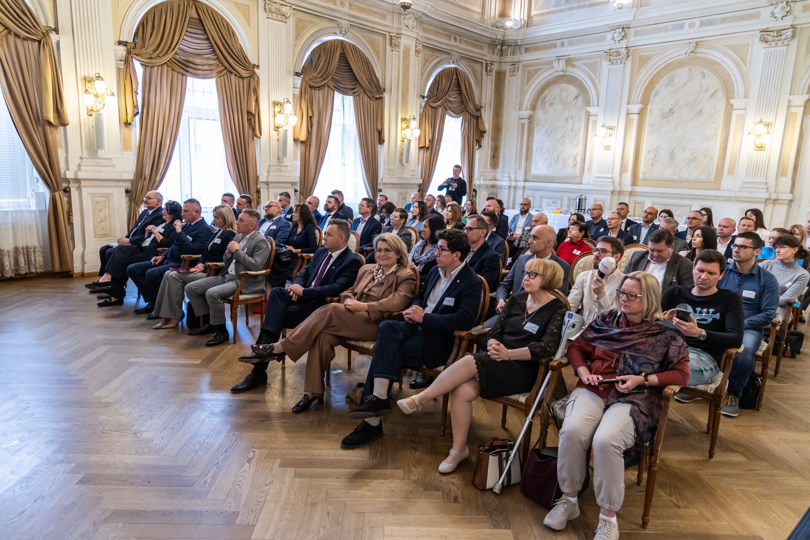 na zdjęciu osoby na sali