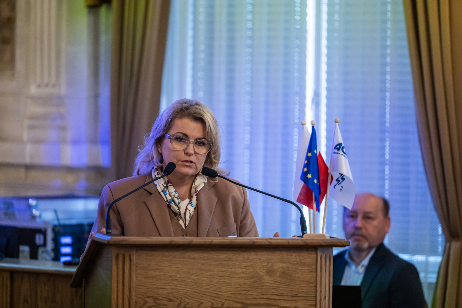 na zdjęciu osoby na sali