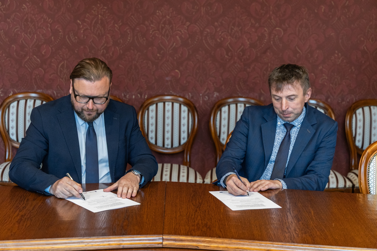 na zdjęciu podpisanie umowy 