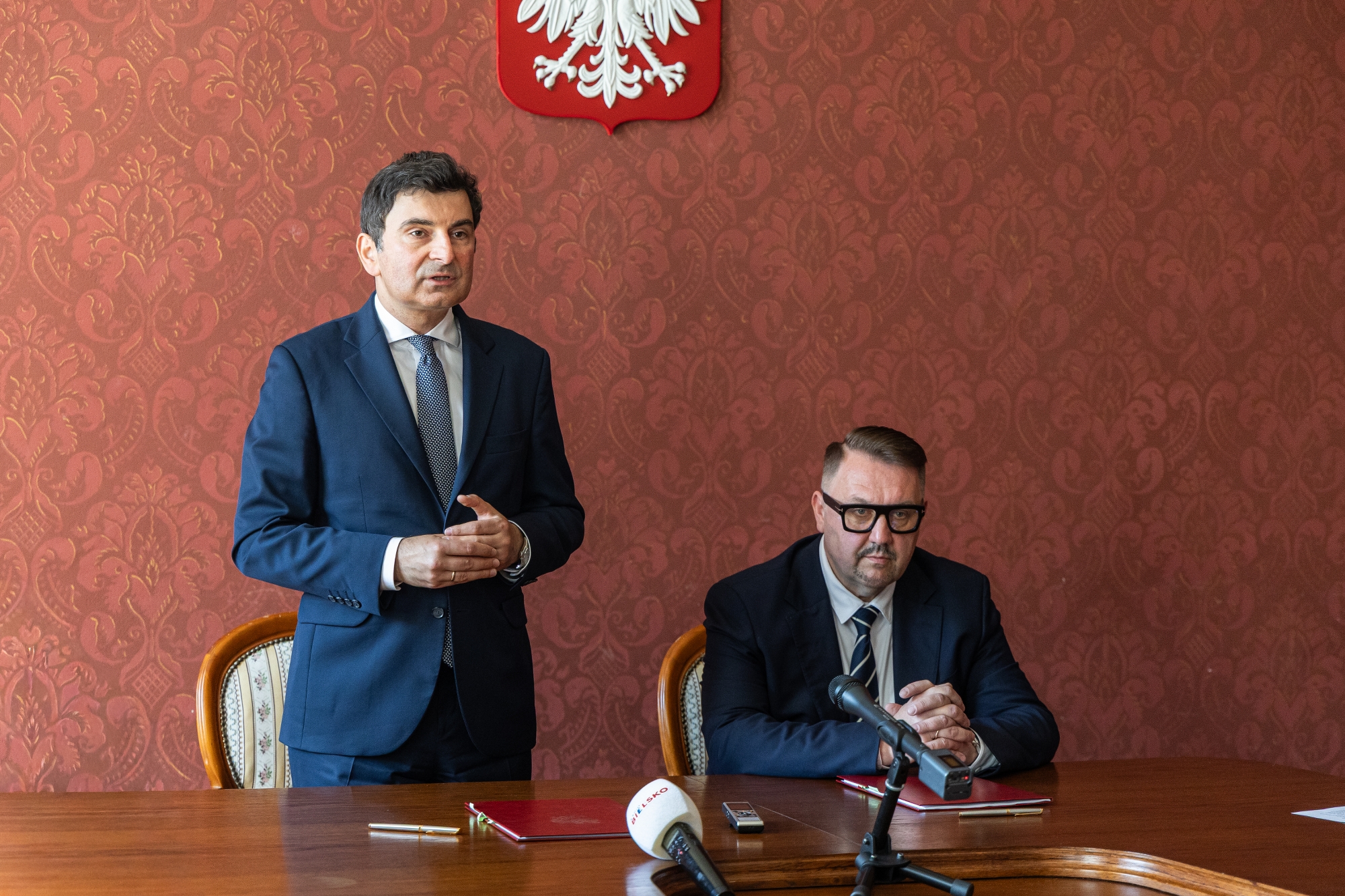 na zdjęciu osoby podczas podpisania