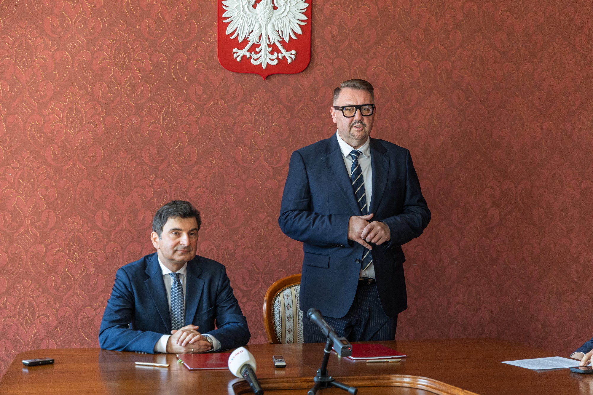 na zdjęciu osoby podczas podpisania