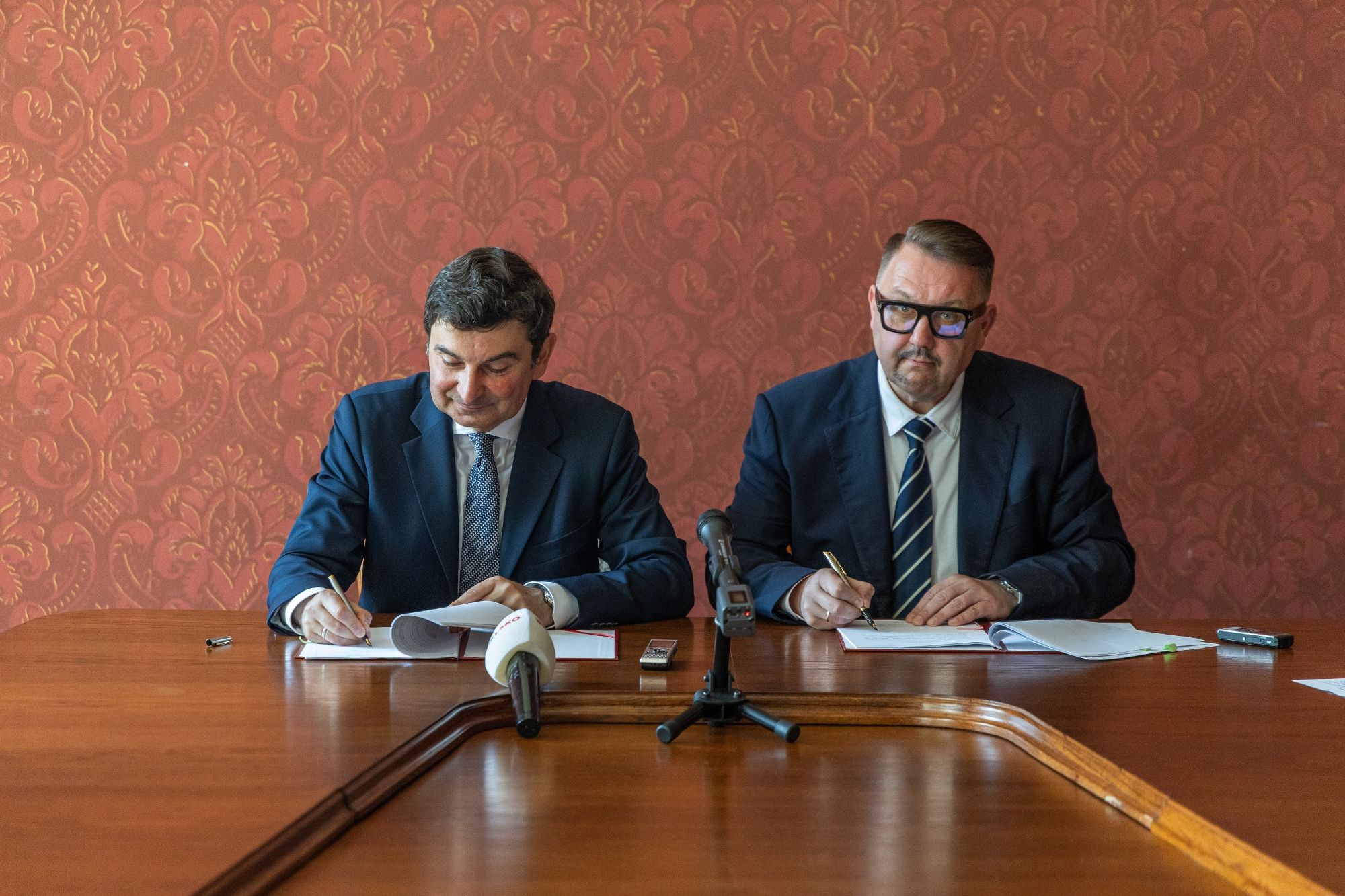 na zdjęciu osoby podczas podpisania