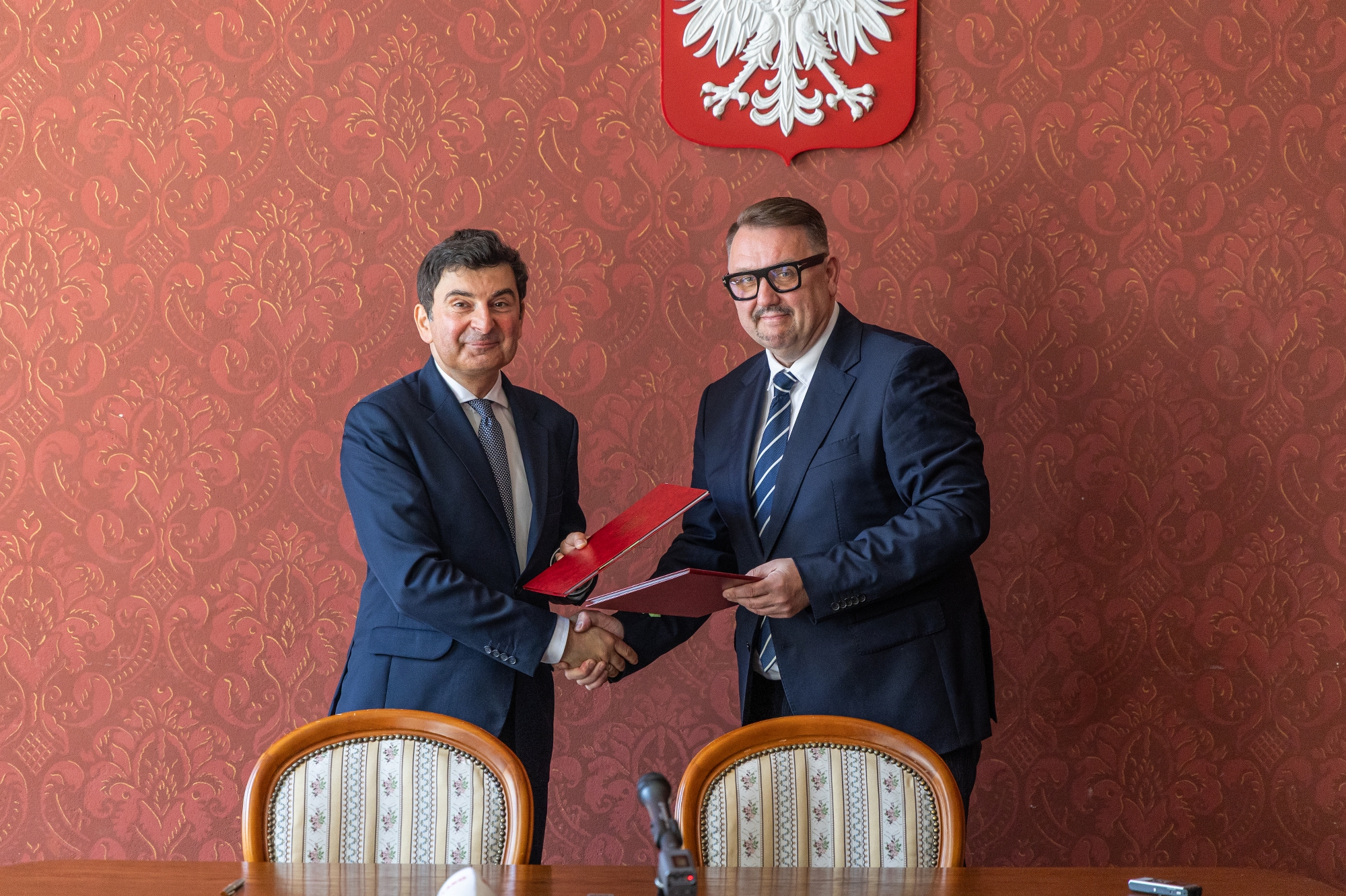na zdjęciu osoby podczas podpisania
