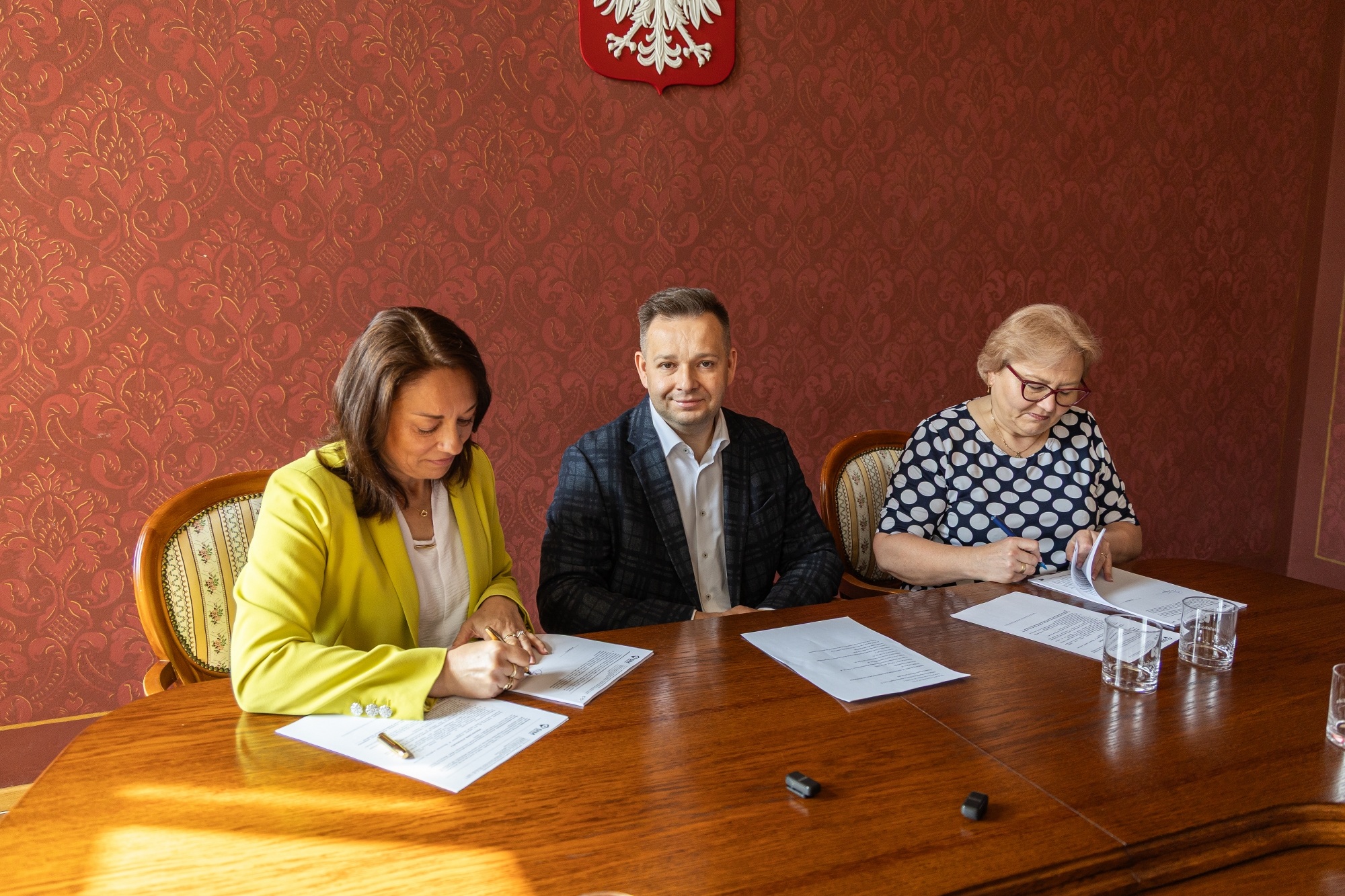 Na zdjęciu podpisanie umowy