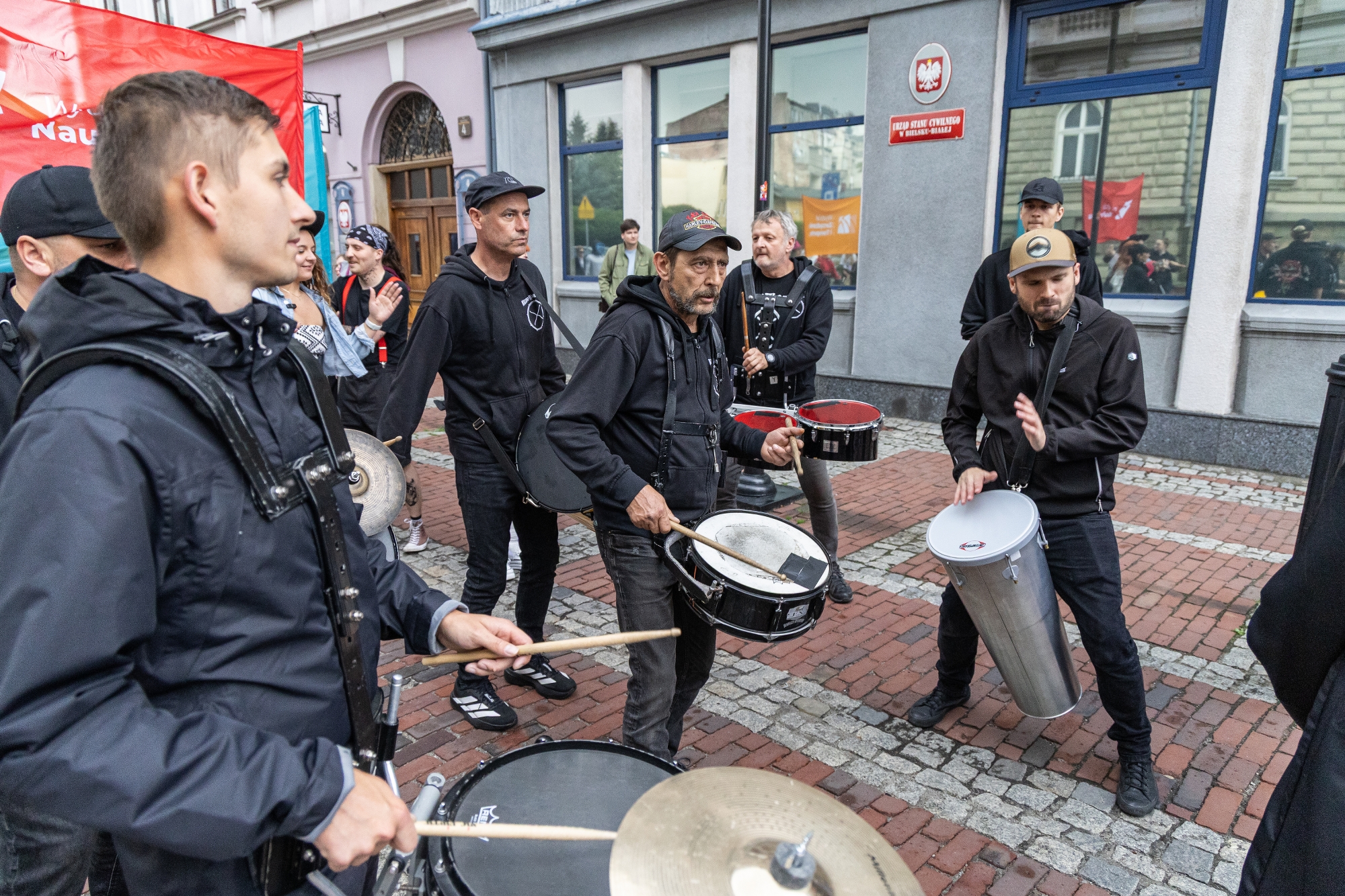 na zdjęciu studenci