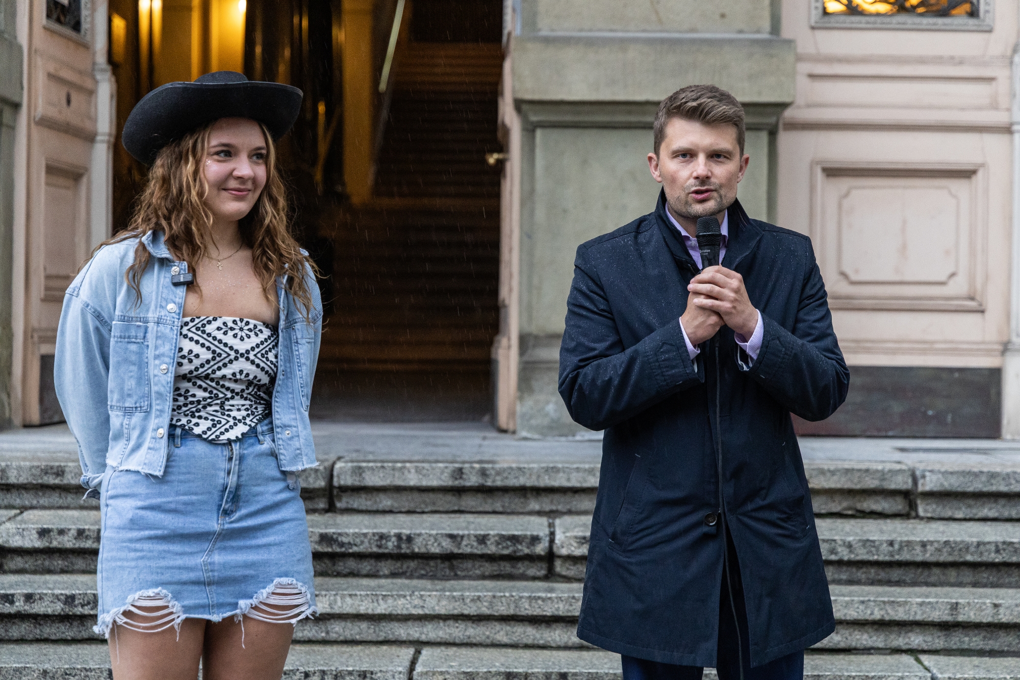 na zdjęciu studenci i prezydent
