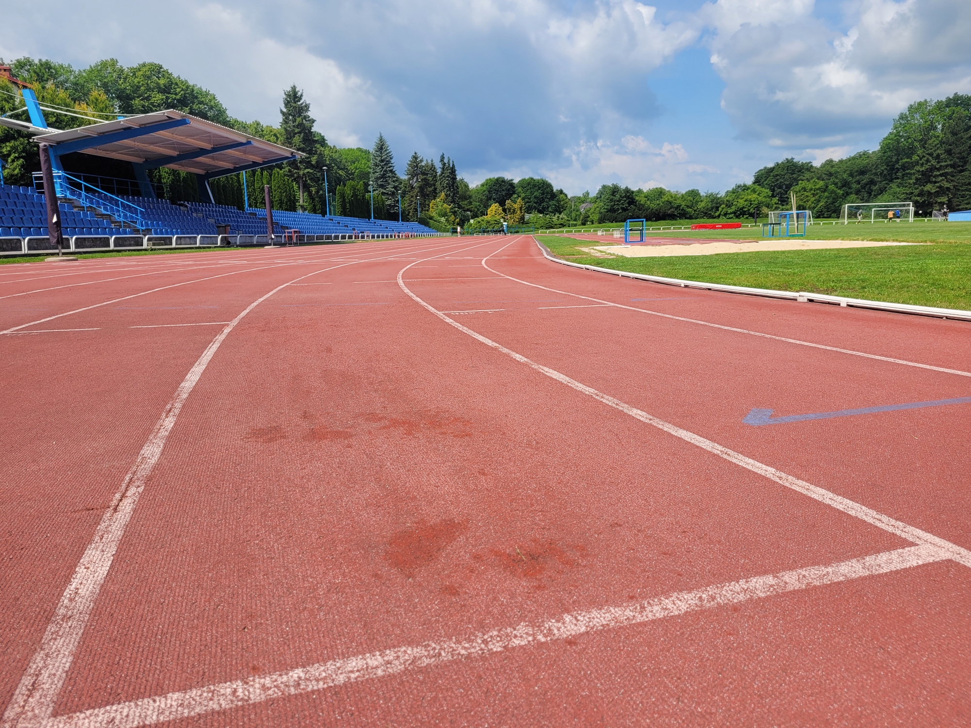 na zdjęciu bieżnia na stadionie w Wapienicy