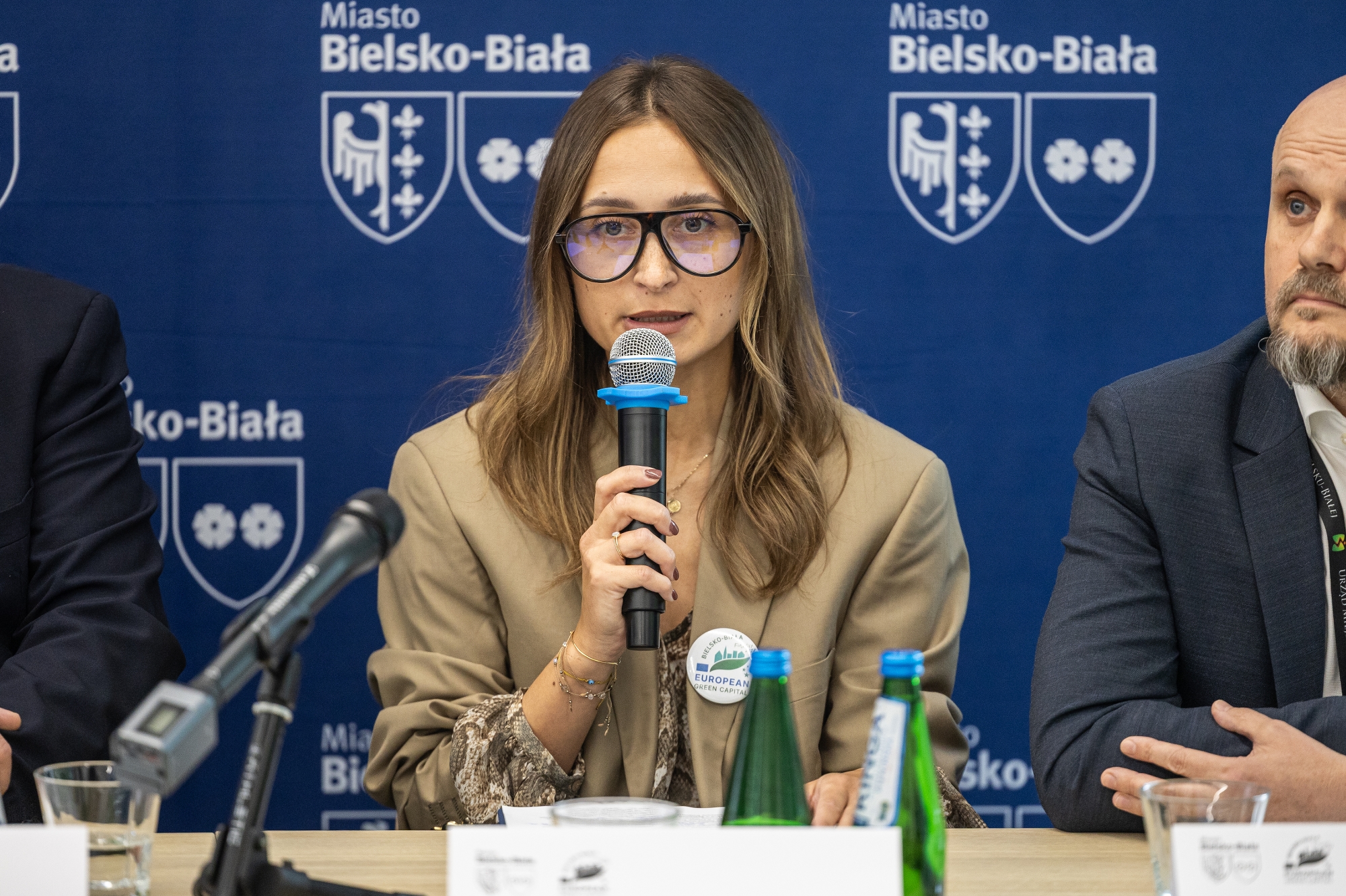na zdjęciu osoby podczas konferencji
