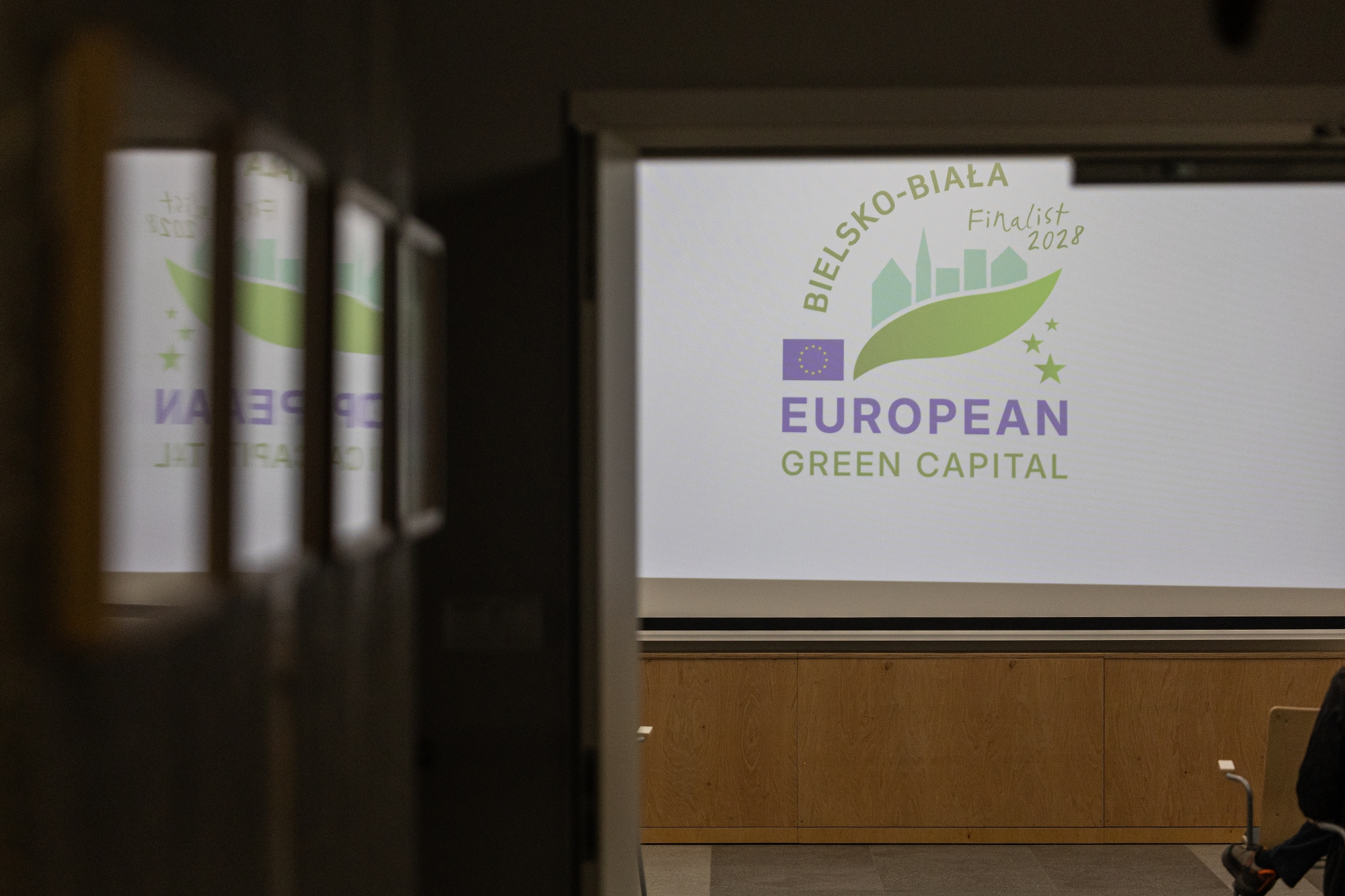 na zdjęciu osoby podczas konferencji