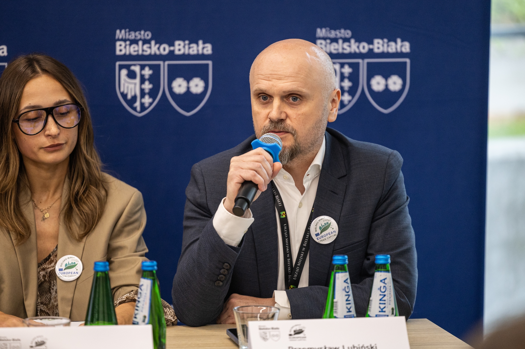 na zdjęciu osoby podczas konferencji