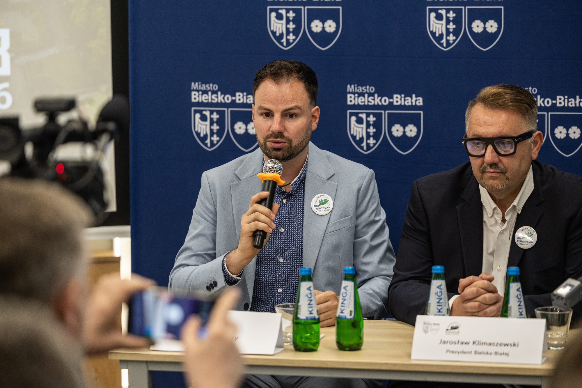 na zdjęciu osoby podczas konferencji