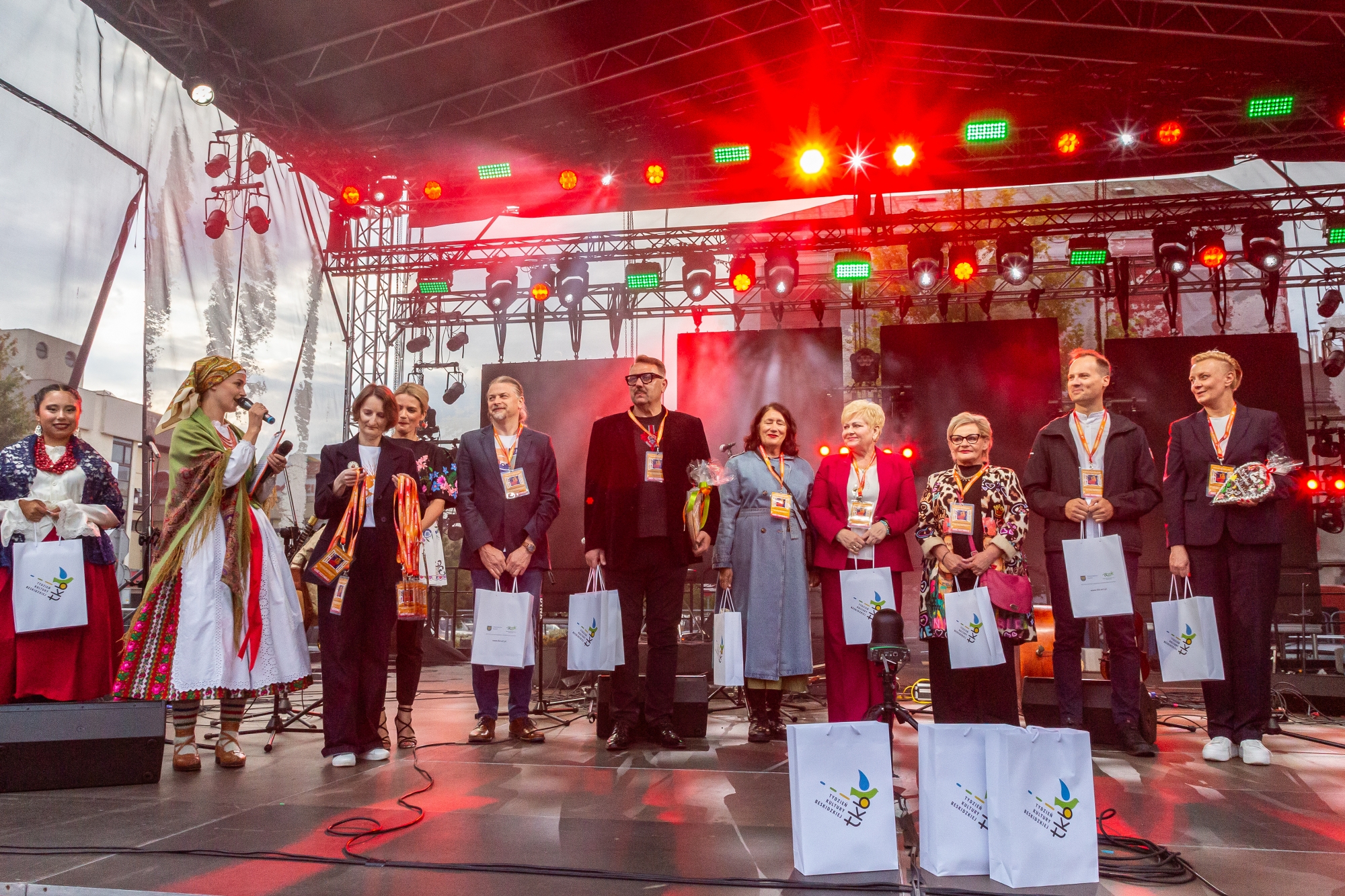 Na zdjęciu zaproszeni goście i organizatorzy na scenie