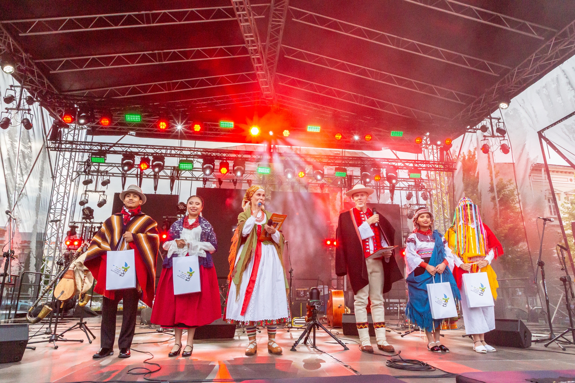 Na zdjęciu prowadzący koncert i goście z Ekwadoru