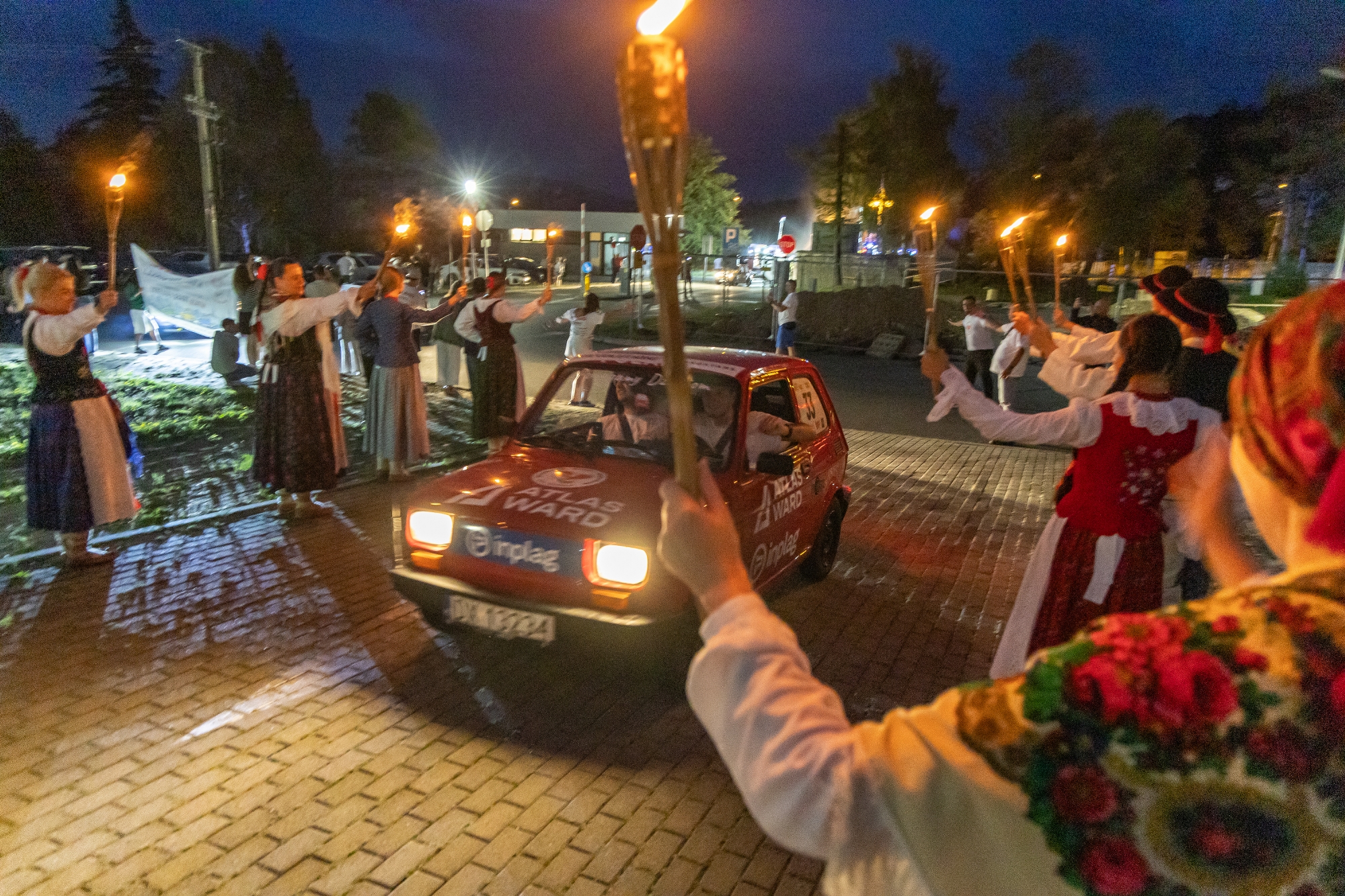 Na zdjęciu powitanie maluchów przez zespół 