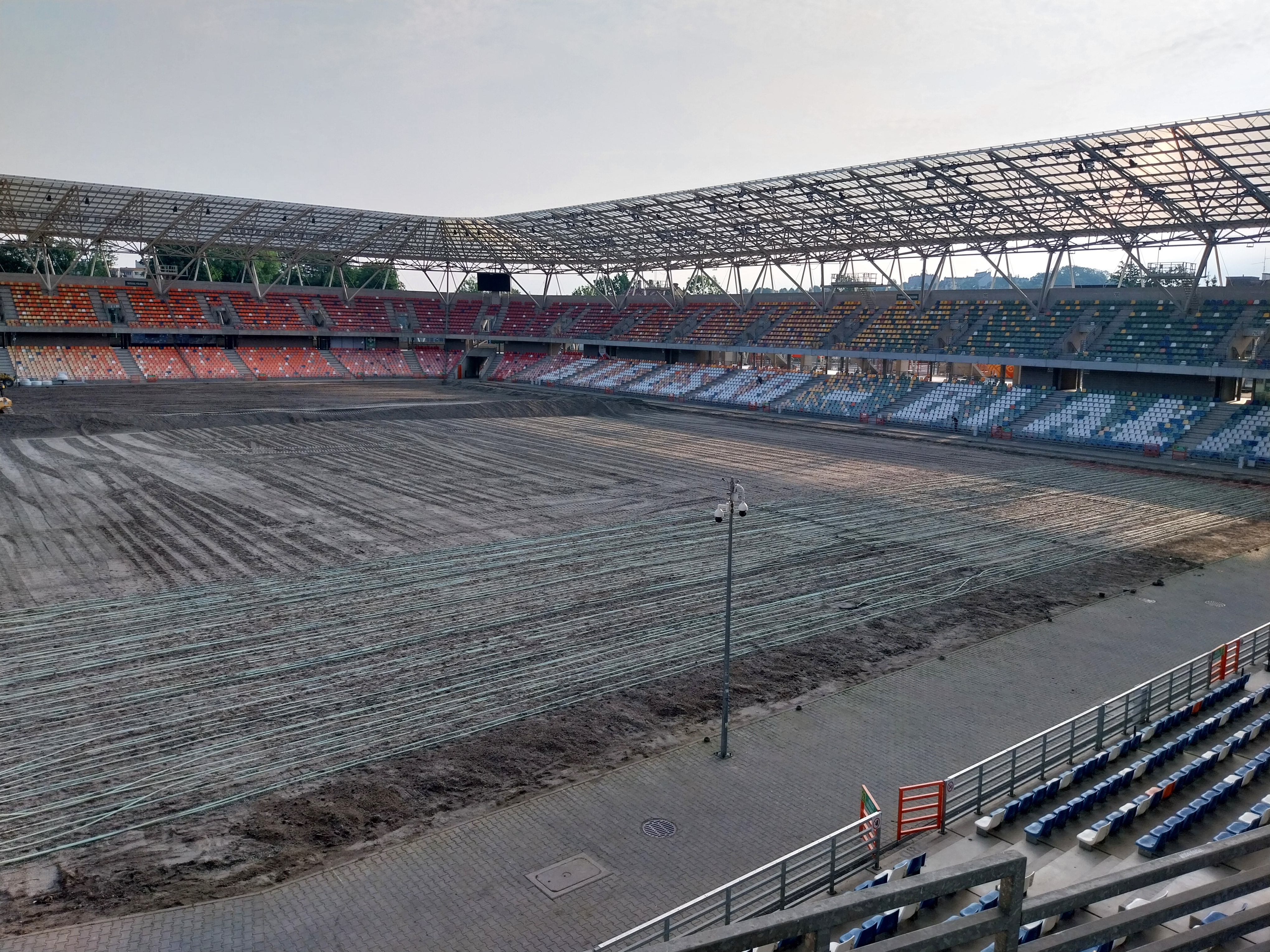 na zdjęciu stadion przygotowany po położenie nowej murawy