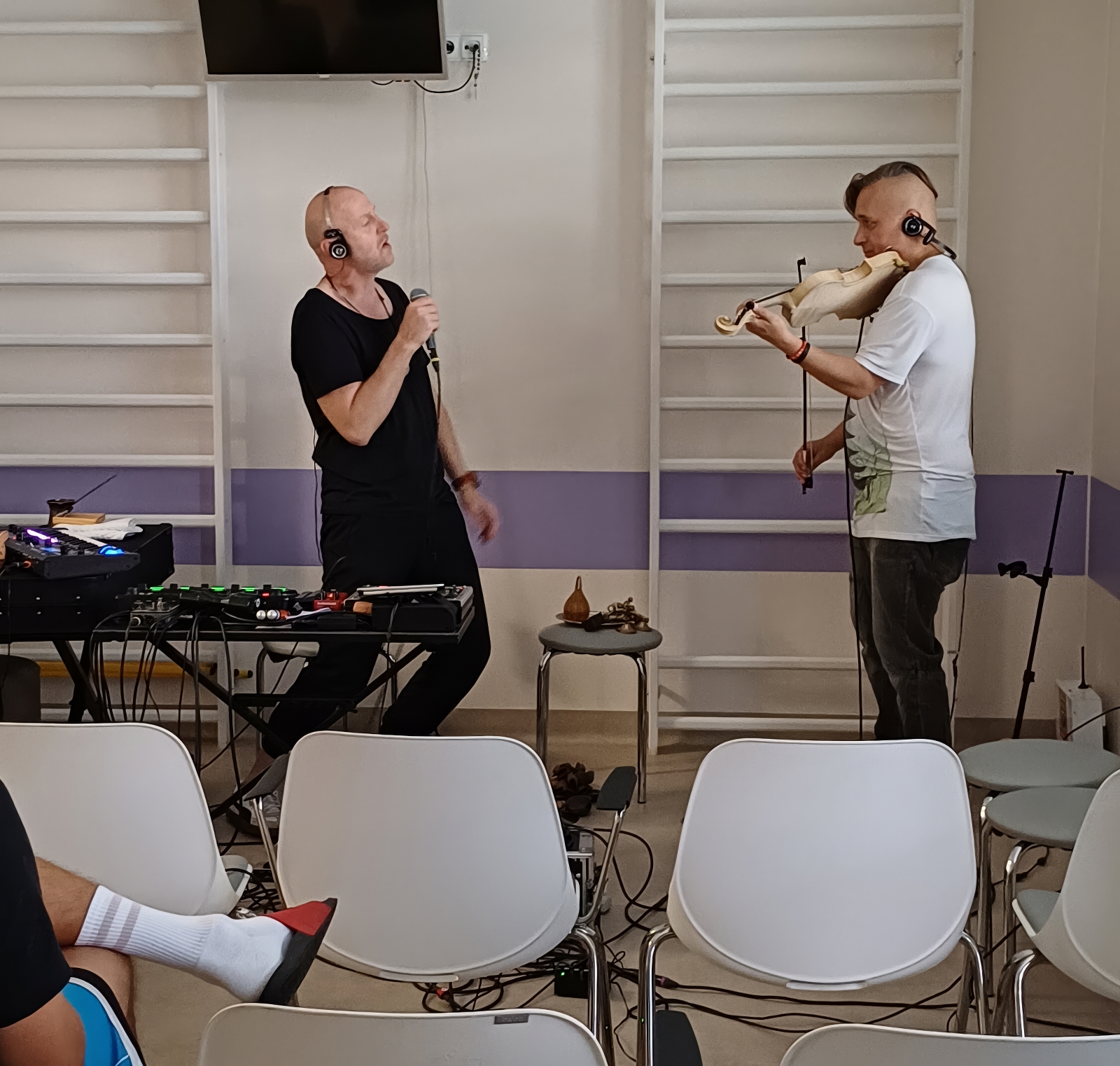 Na zdjęciu artyści dający koncert w szpitalu