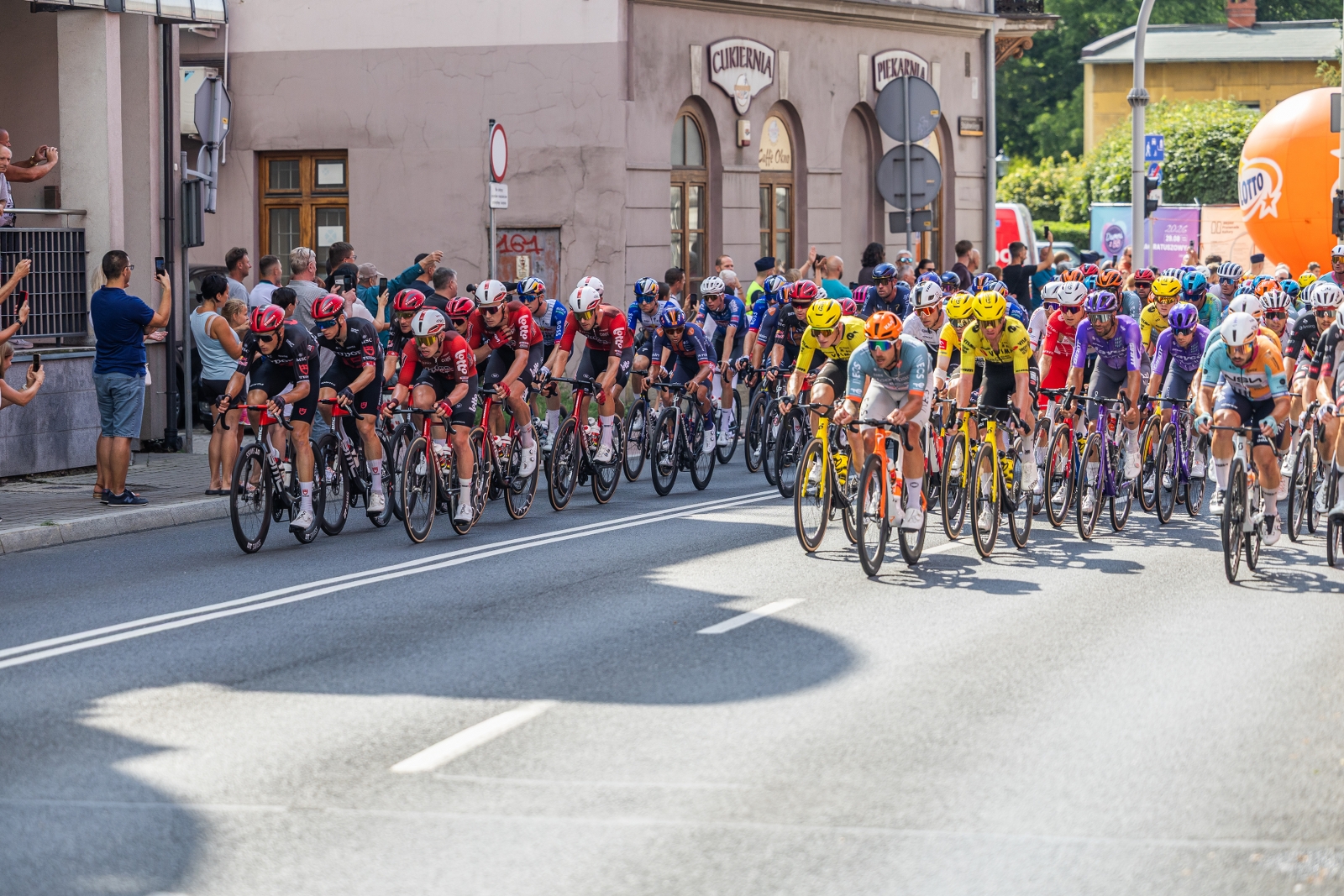 Na zdjęciu peleton podczas przejazdu przez miasto 