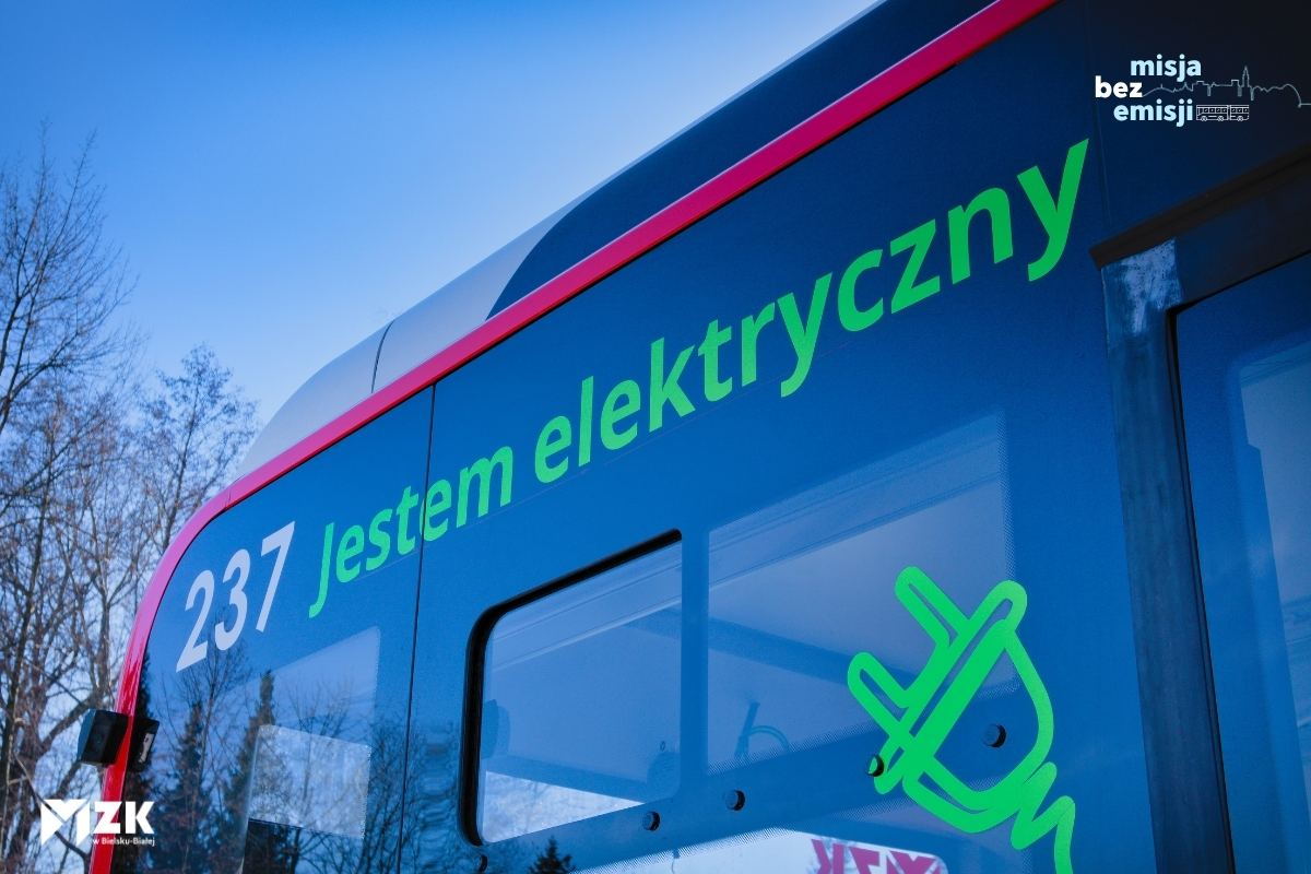 na zdjęciu nowy autobus
