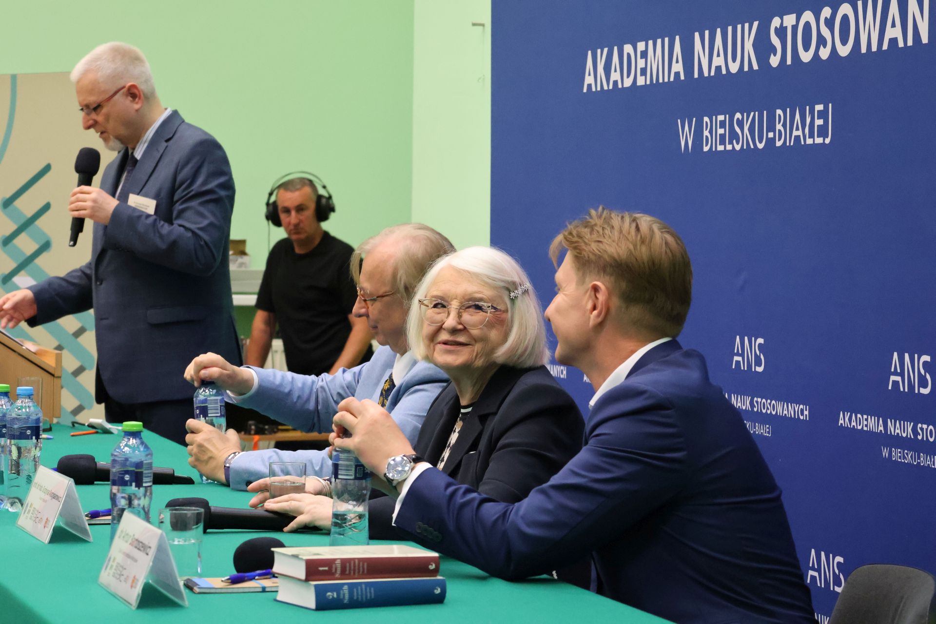 na zdjęciu konferencje w ANS