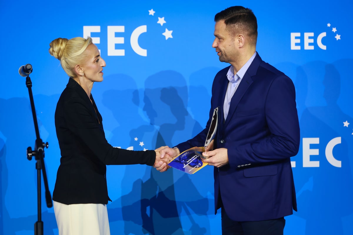 na zdjęciu sekretarz miasta Michał Kłusak odbiera nagrodę