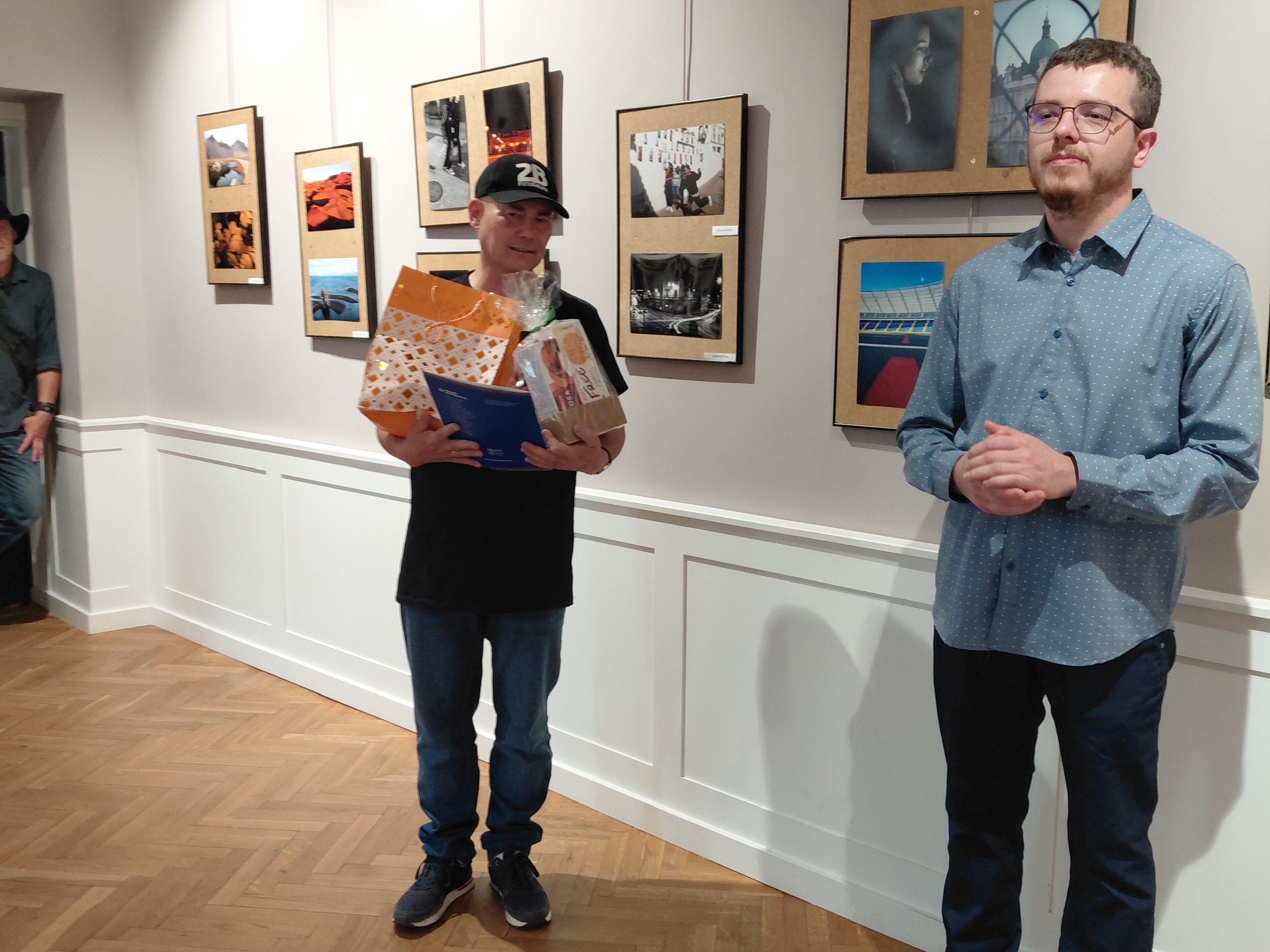 Na zdjęciu wystawa Fotowarsztat – Akademii Fotografii FotoGrupa2B 