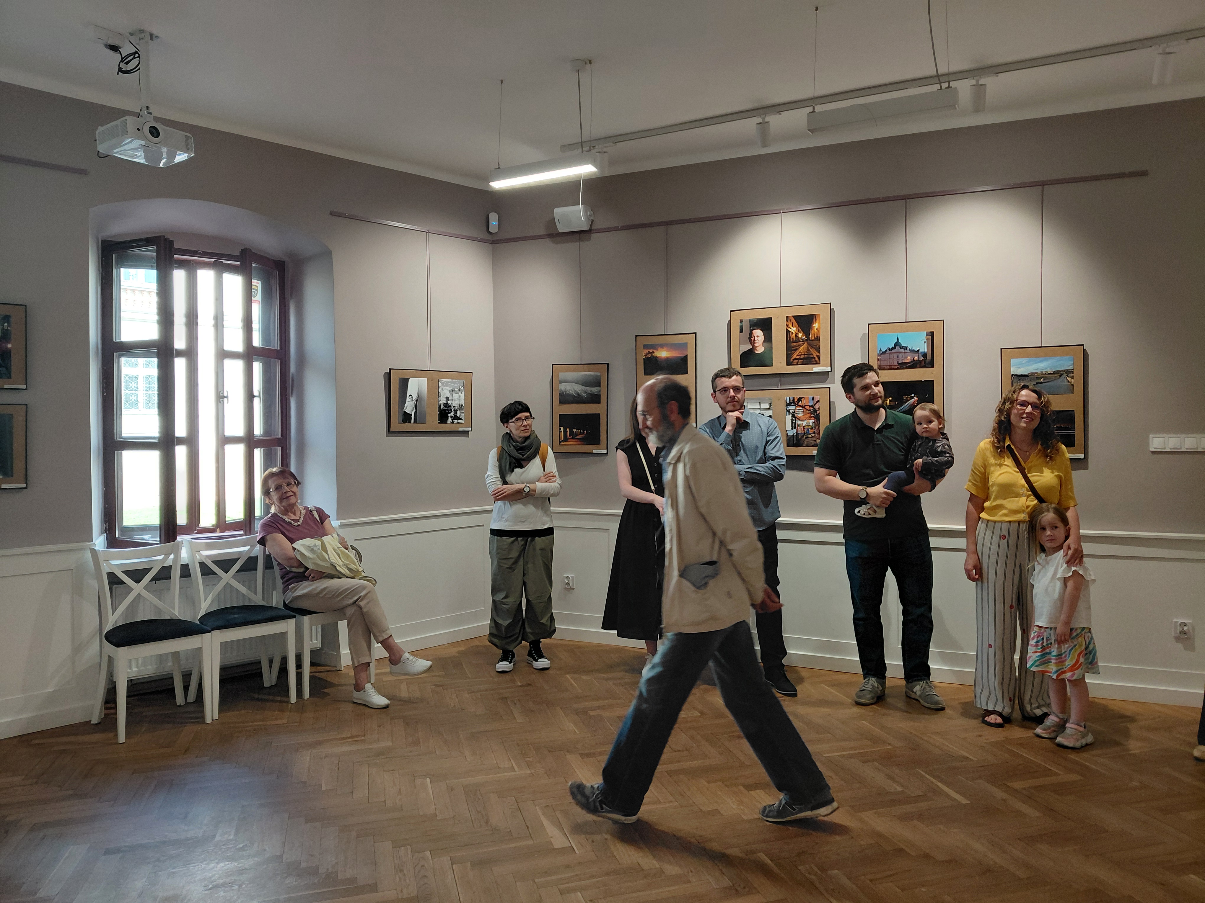 Na zdjęciu wystawa Fotowarsztat – Akademii Fotografii FotoGrupa2B