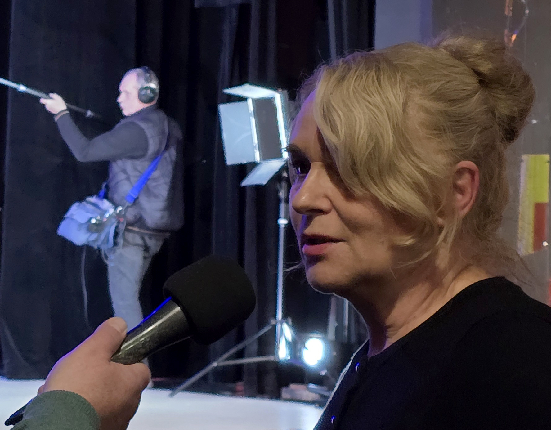 Na zdjęciu Lucyna Sypniewska i ręka z mikrofonem