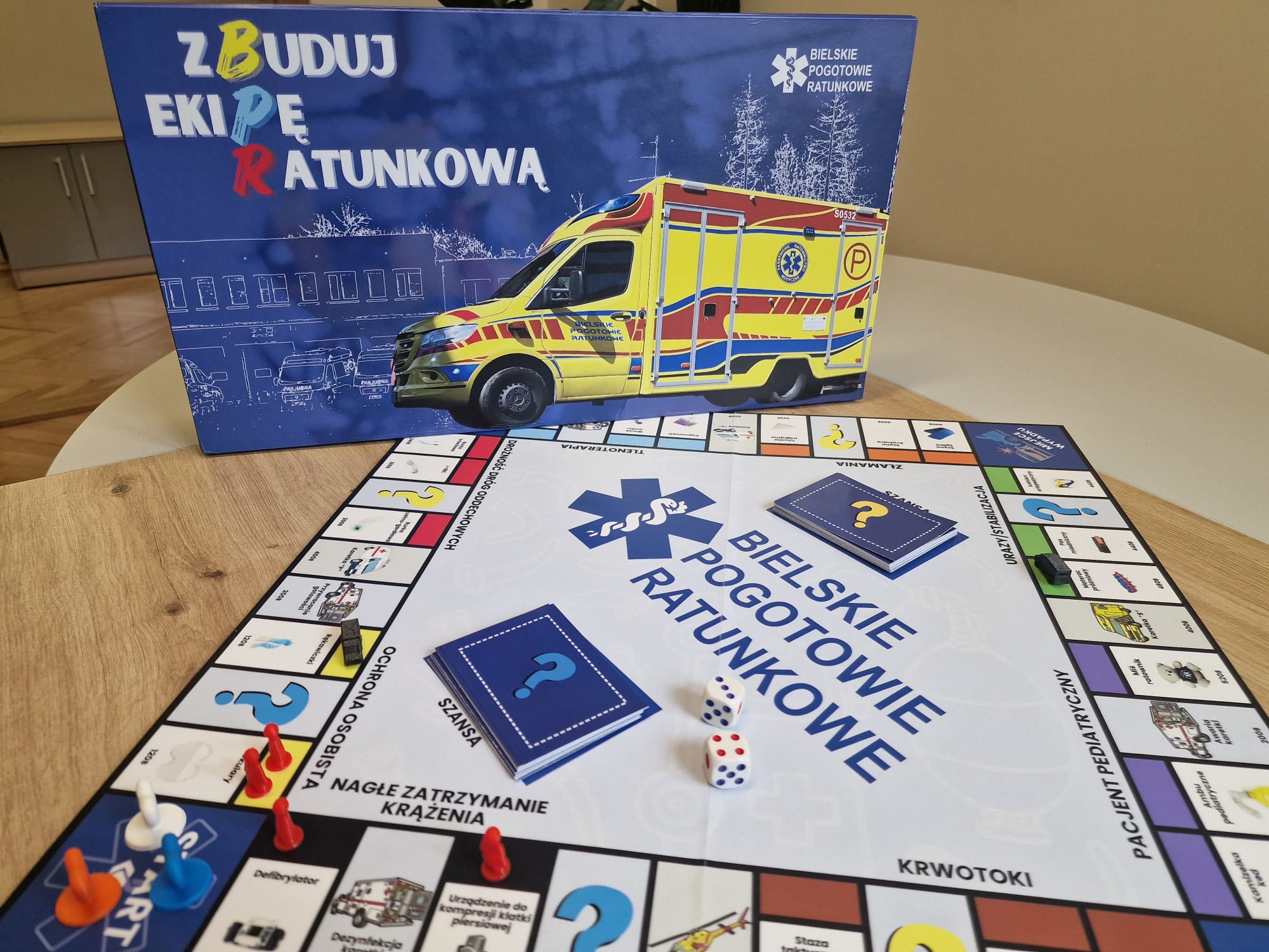 Na zdjęciu plansza i opakowanie gry