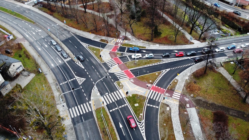 zdjęcie z lotu ptaka przedstawiające układ drogowy z jezdniami, drogami dla rowerów, chodnikami w otoczeniu budynków i zieleni