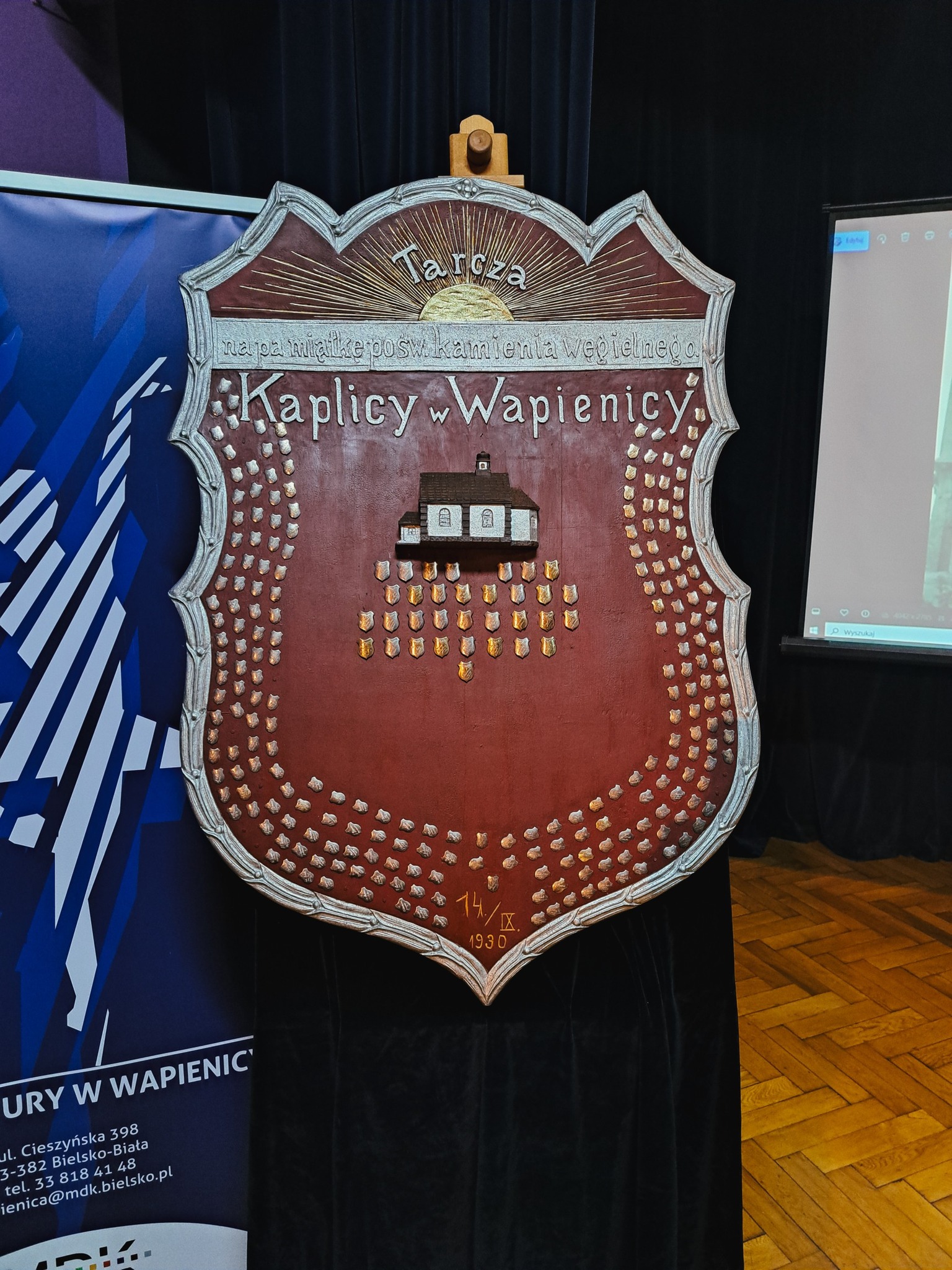 Na zdjęciu zabytkowa tarcza z 1930 roku 