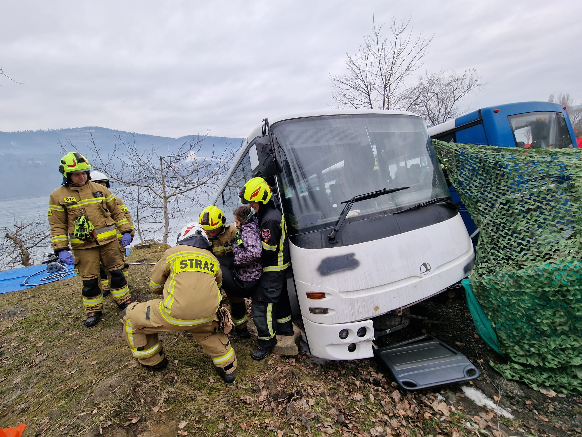 na zdjęciu działania ratowników przy autobusie nad Jeziorem Żywieckim