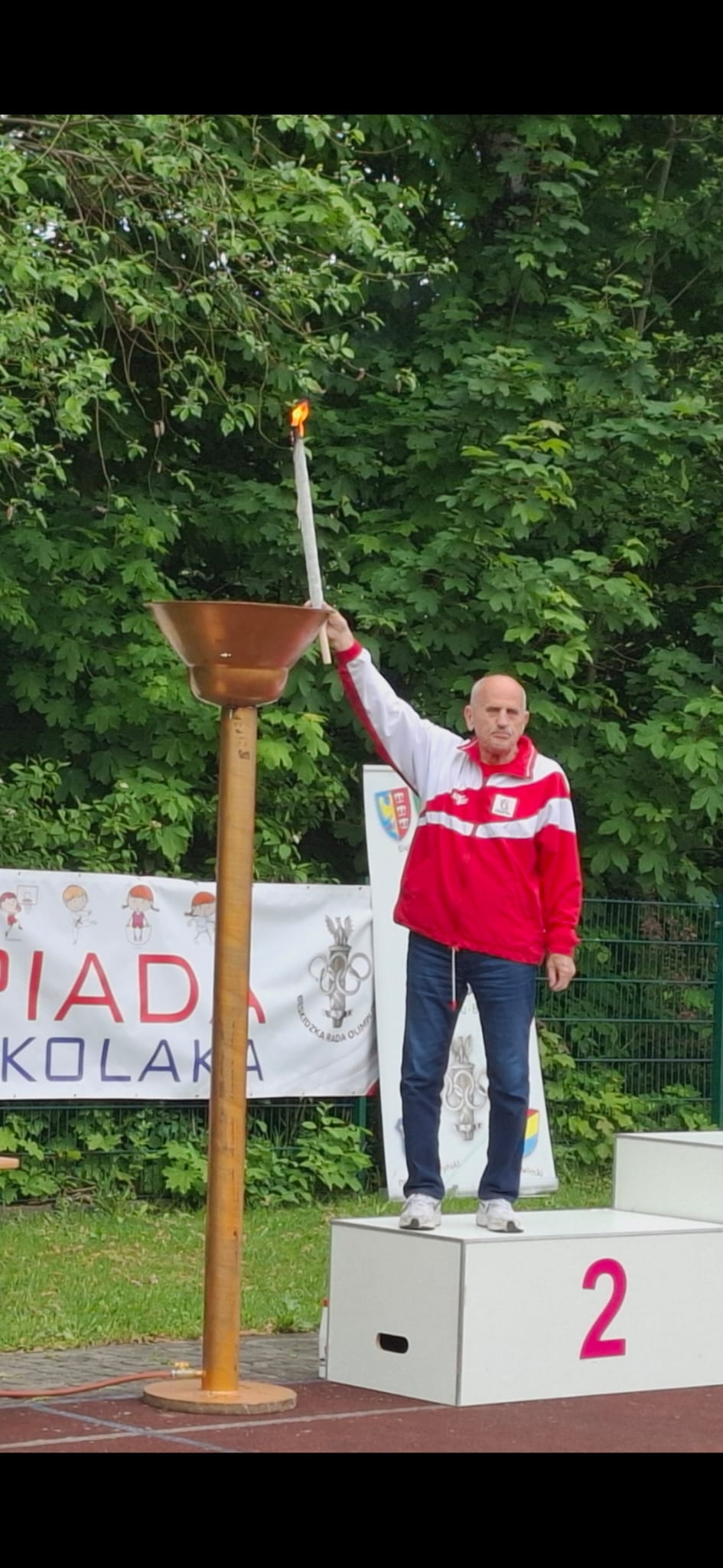 Na zdjęciu zapalenie znicza 