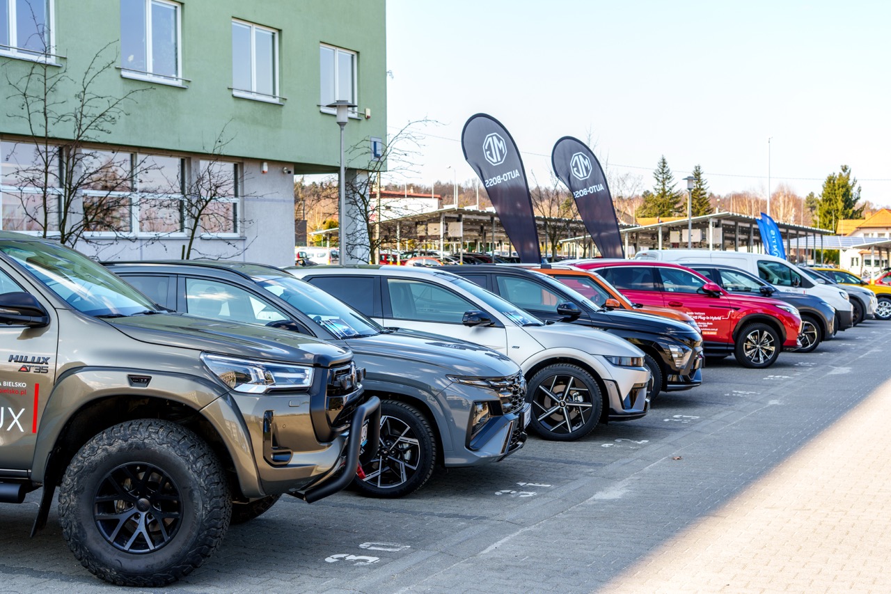 na zdjęciu pokaz samochodów